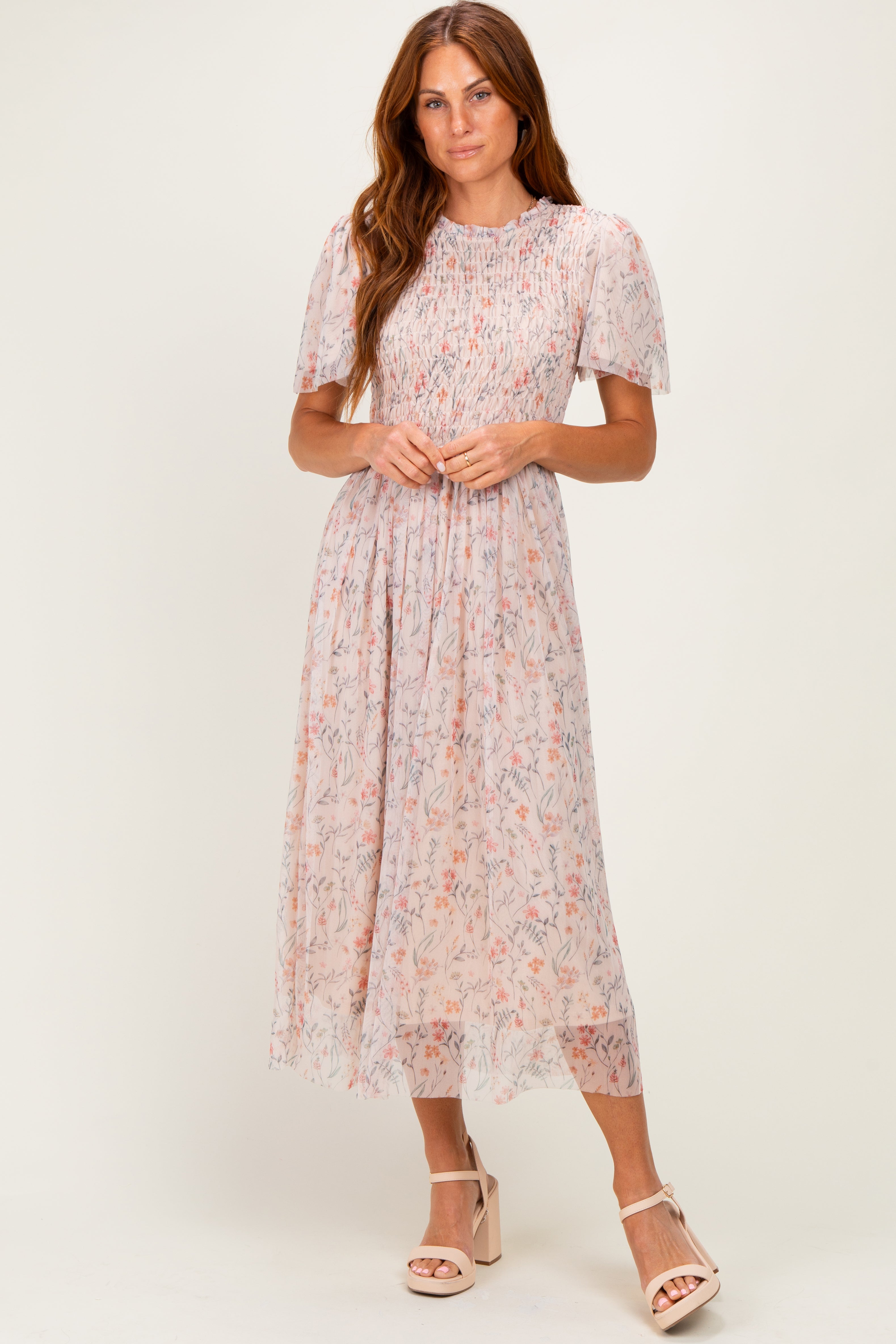 Umstands-Midikleid mit Blumenmuster und Smok-Detail in Creme