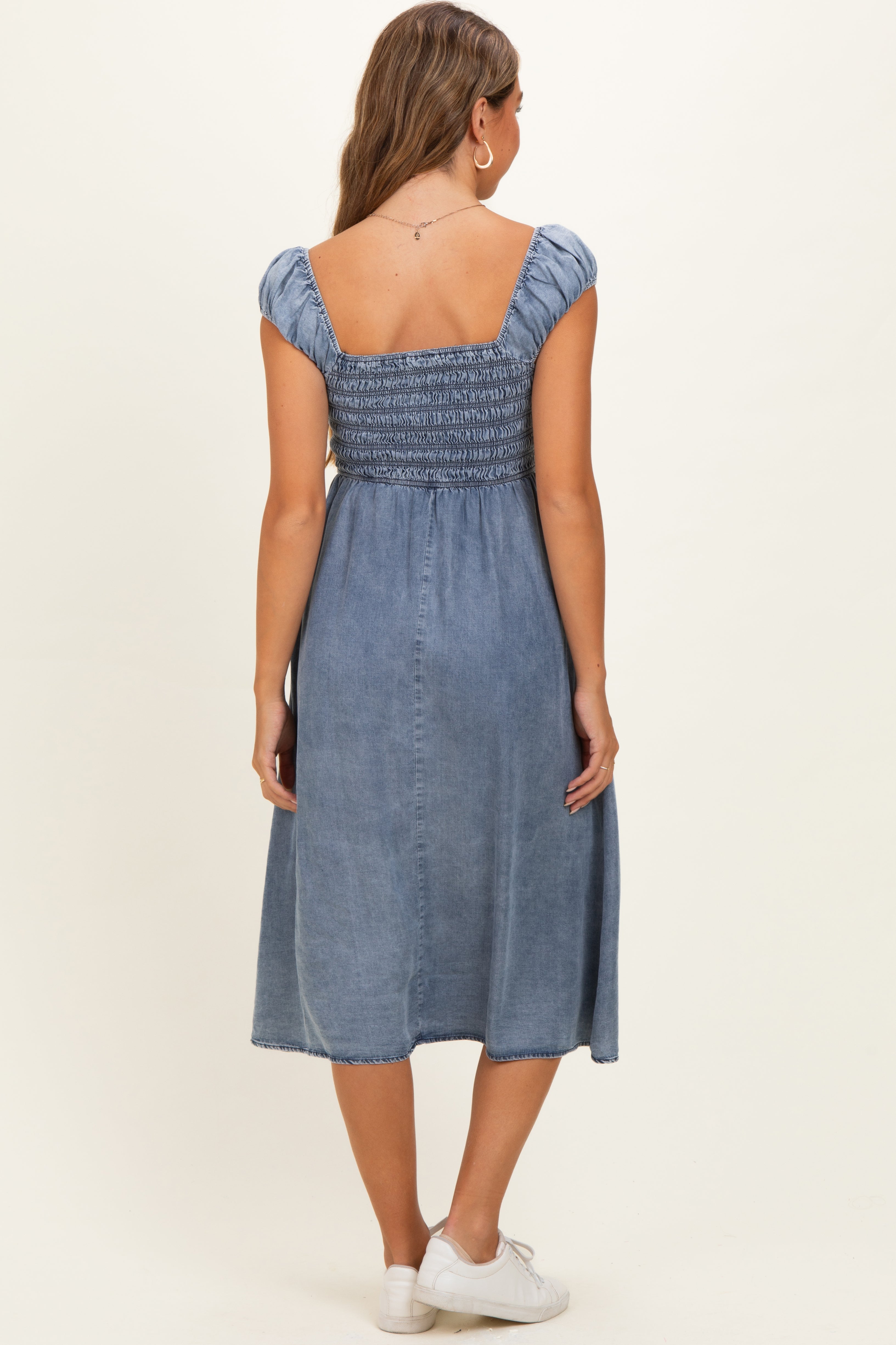 Umstands-Midikleid aus Chambray-Denim in mittlerem Blau mit Smok-Design