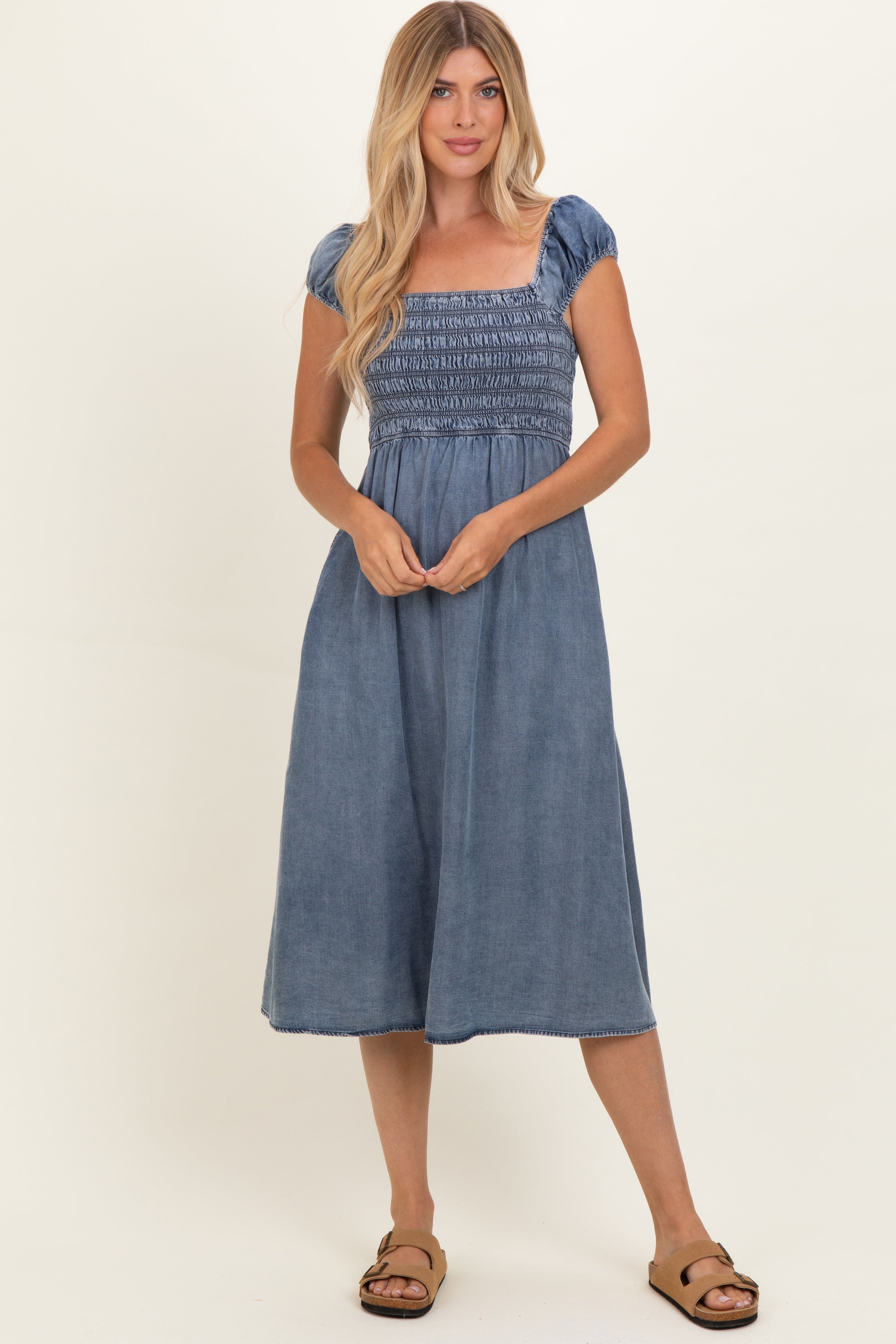 Umstands-Midikleid aus Chambray-Denim in mittlerem Blau mit Smok-Design