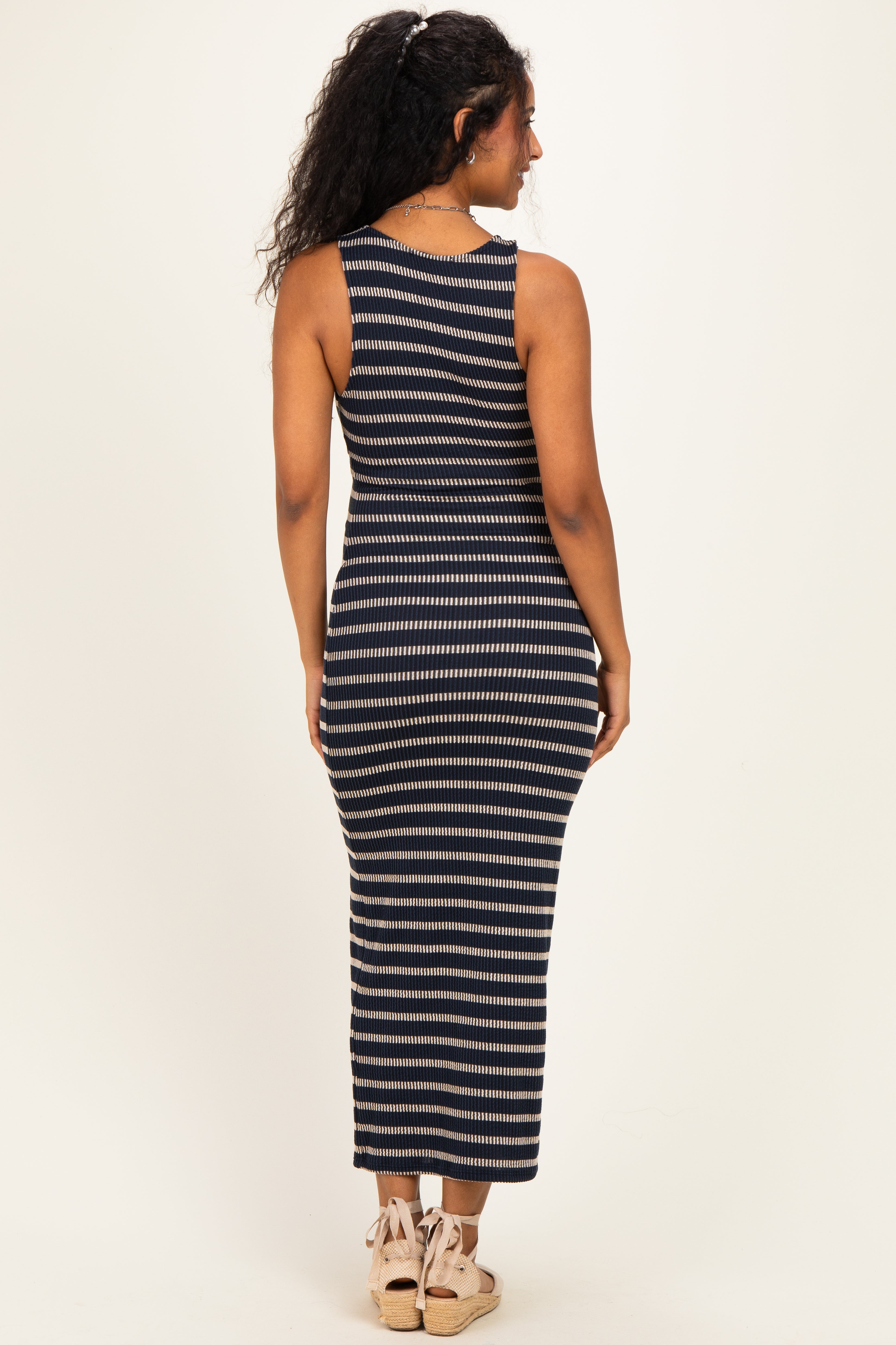 Marineblaues geripptes gestreiftes Umstands-Maxikleid mit taillierter Passform