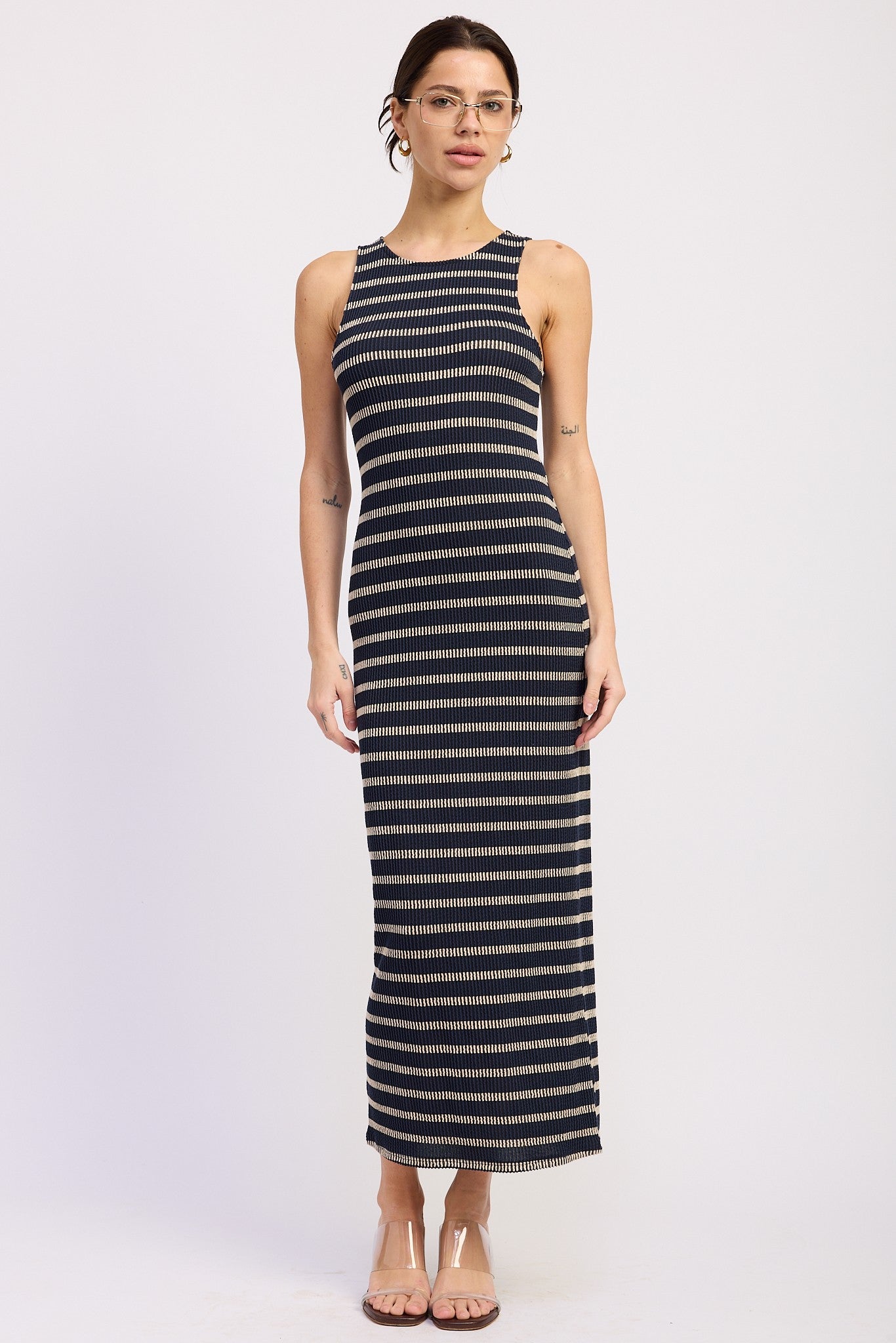 Marineblaues geripptes gestreiftes Umstands-Maxikleid mit taillierter Passform