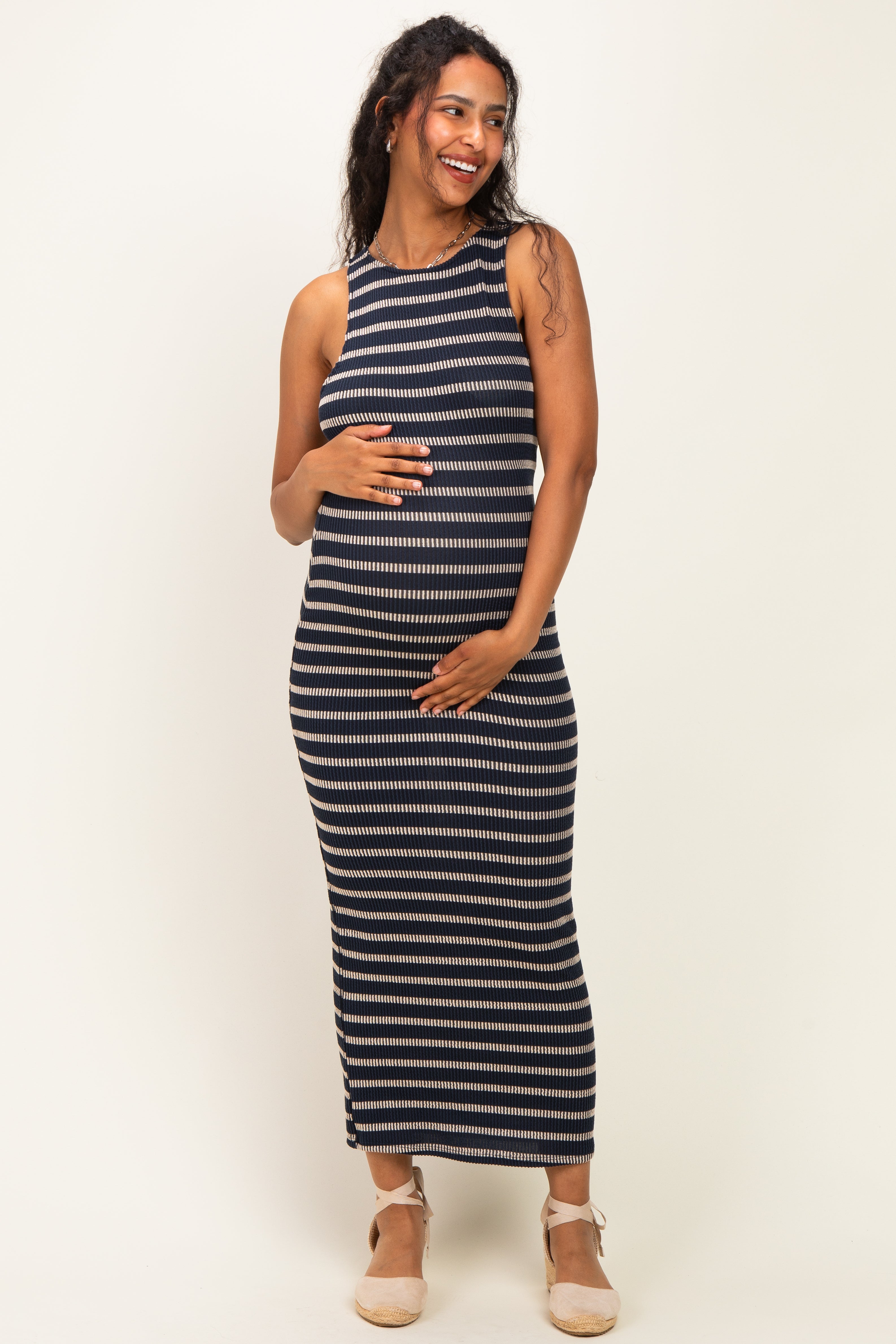 Marineblaues geripptes gestreiftes Umstands-Maxikleid mit taillierter Passform