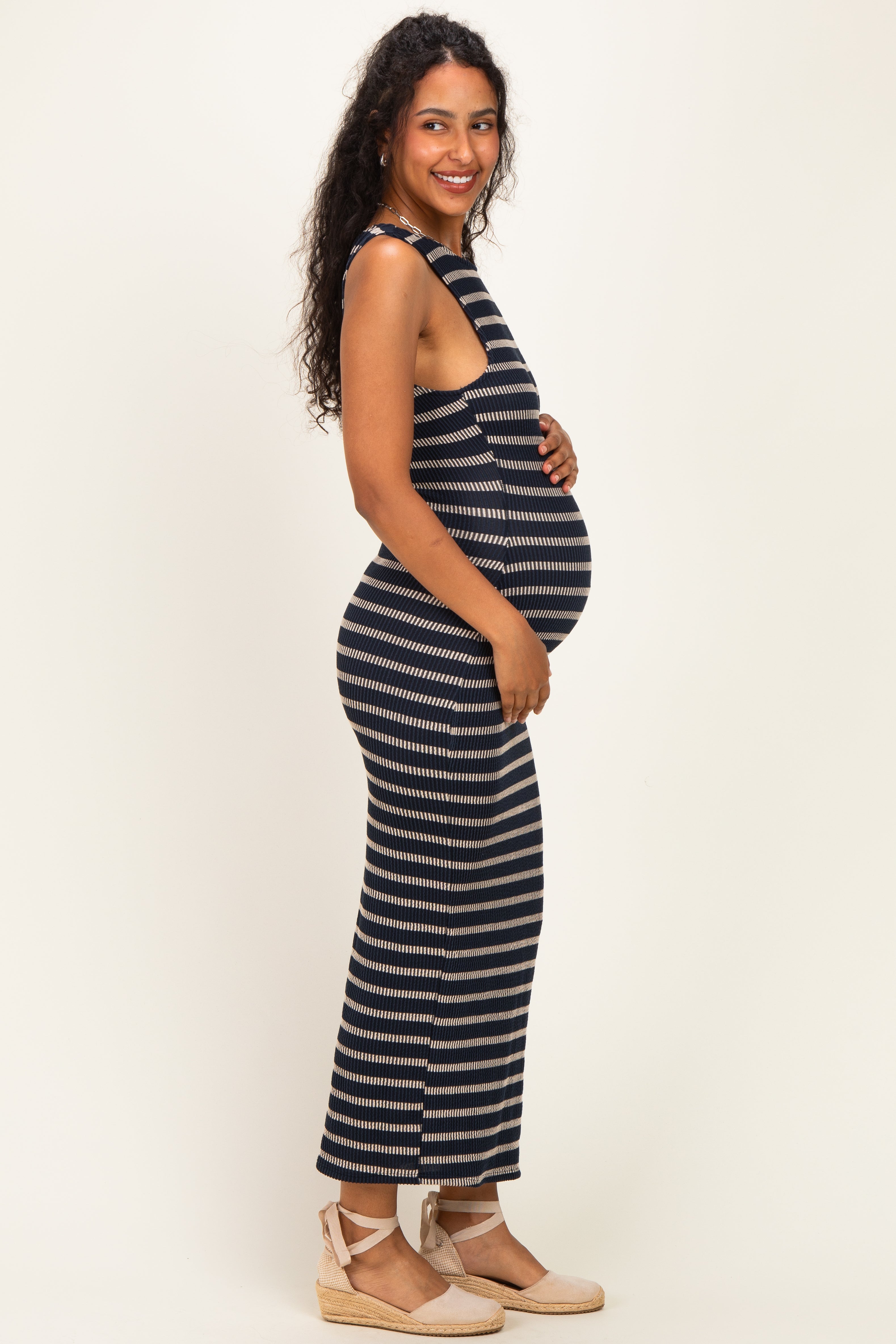 Marineblaues geripptes gestreiftes Umstands-Maxikleid mit taillierter Passform