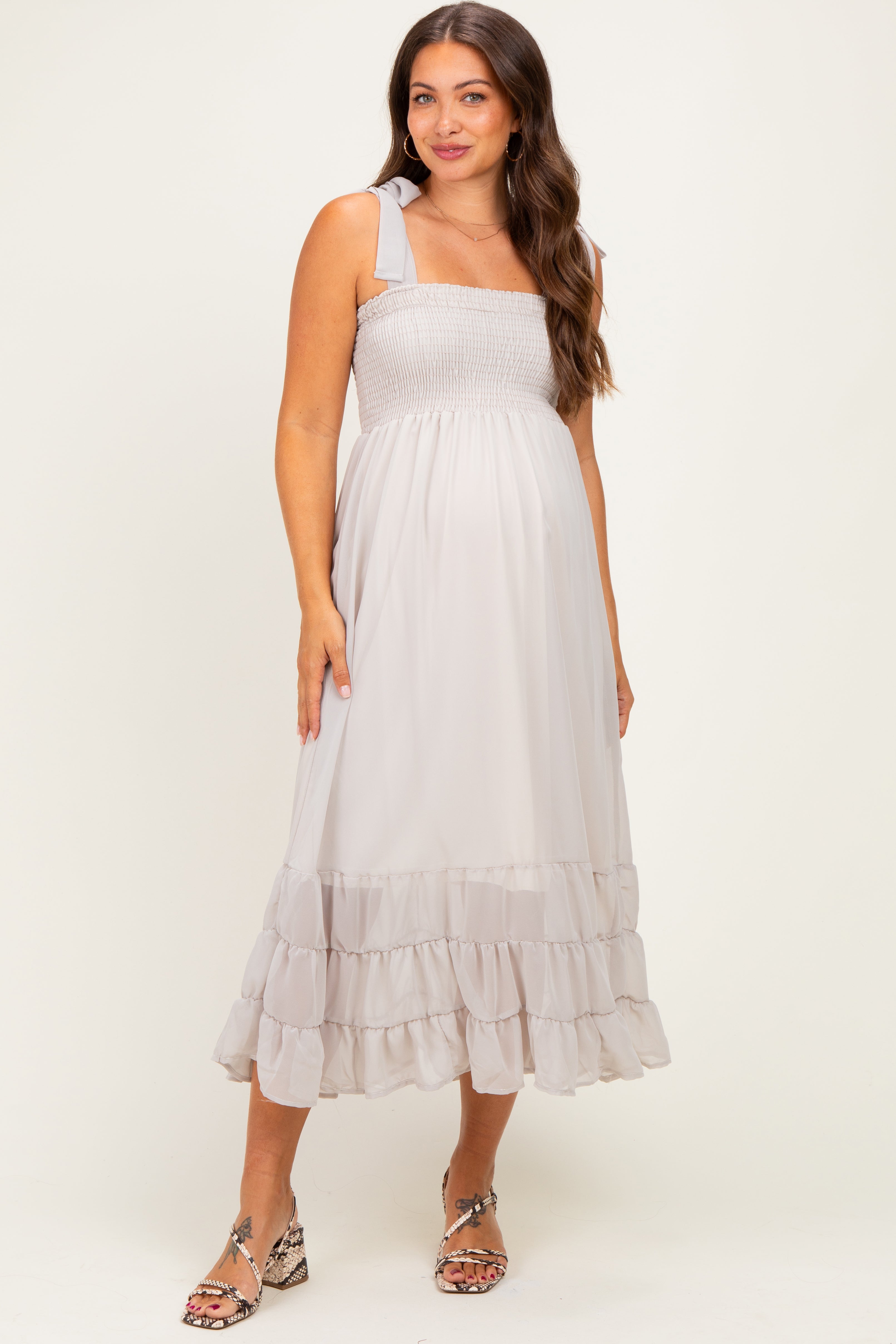 Umstands-Maxikleid mit Smok-Oberteil und Schulterbändern