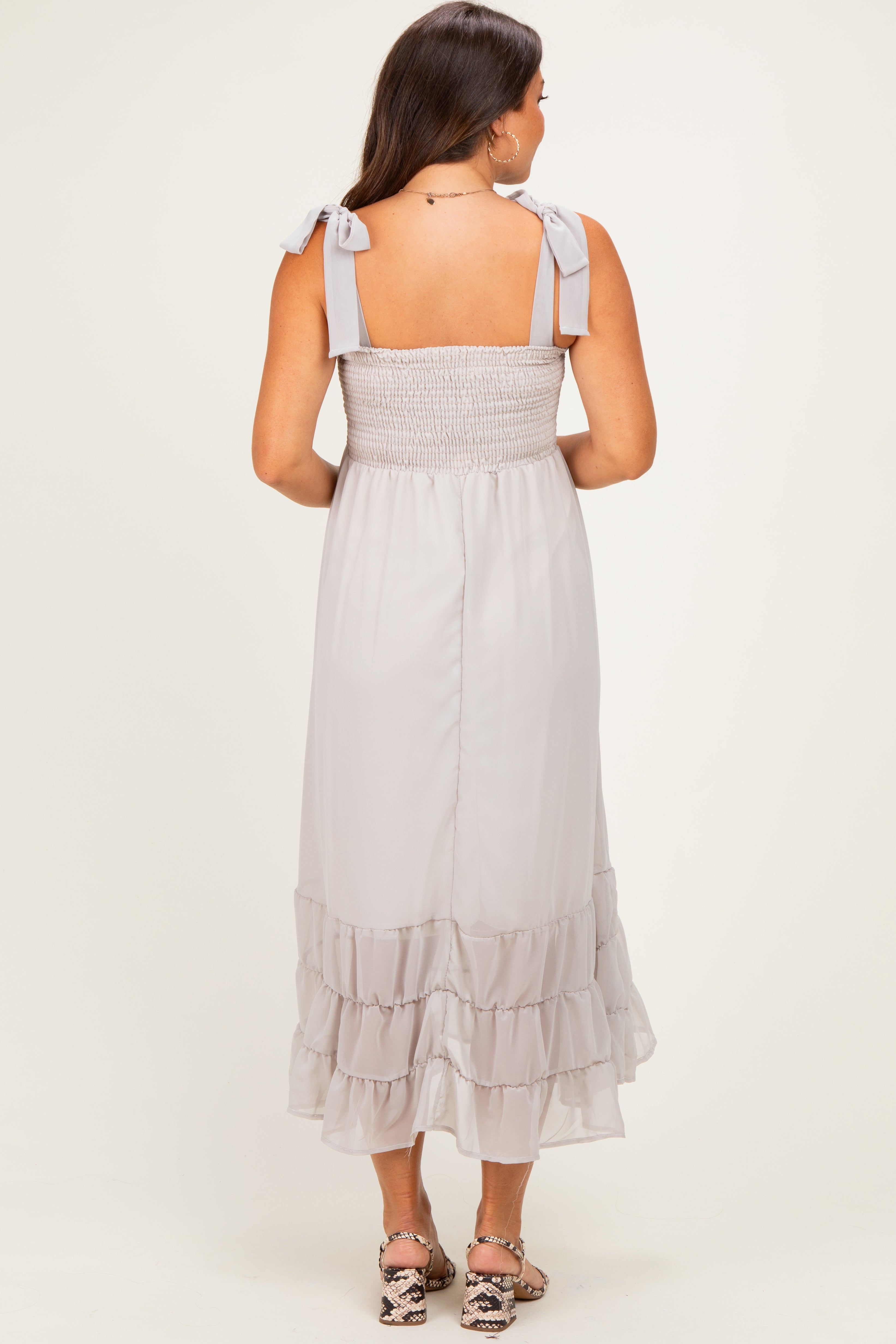 Umstands-Maxikleid mit Smok-Oberteil und Schulterbändern