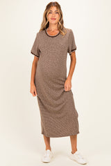 Gestreiftes Umstands-Maxikleid aus Strick mit Wellenkanten-Detail