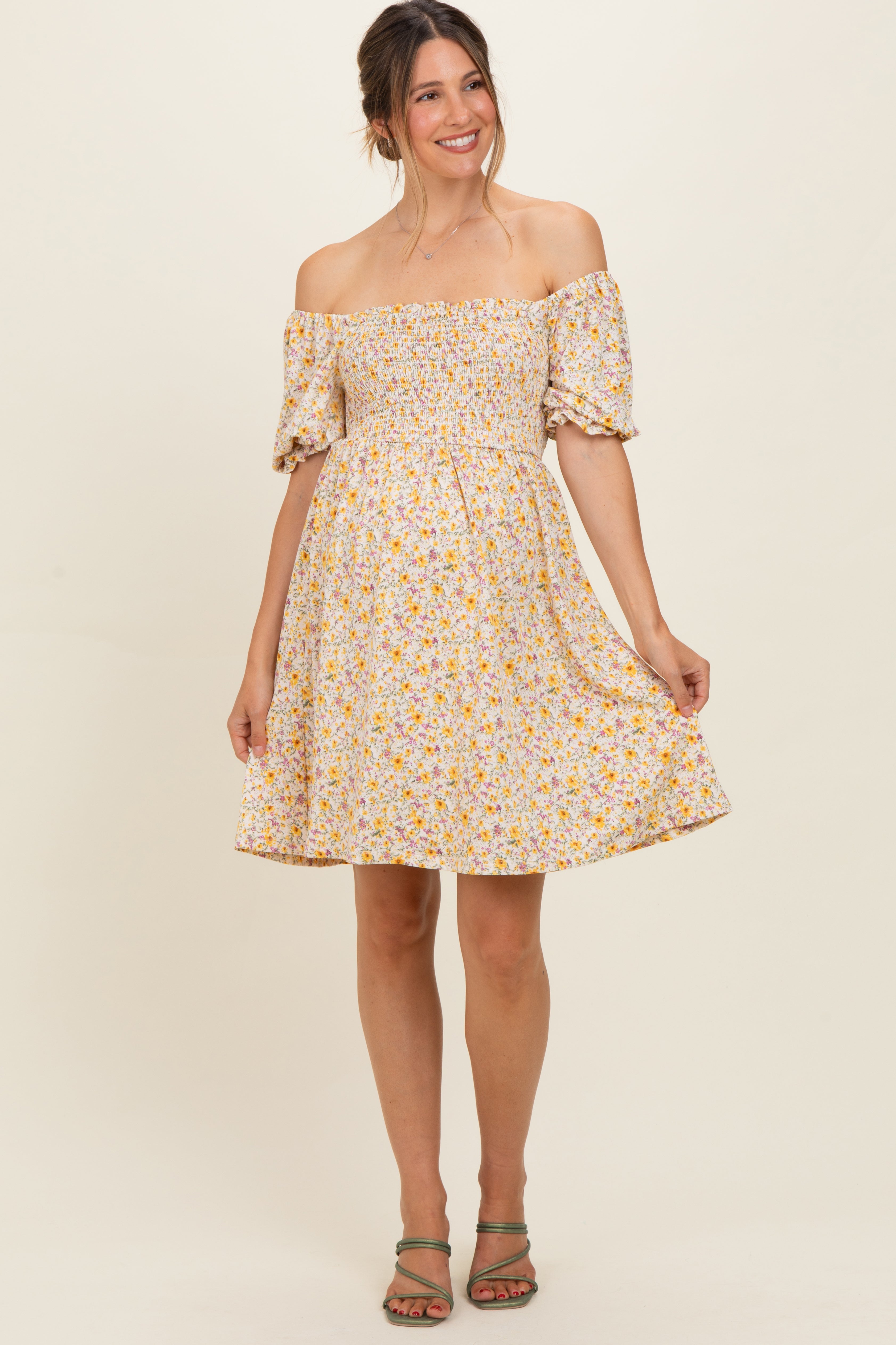 Gesmoktes Umstandskleid in Gelb mit Millefleurs-Print und Ballonärmeln