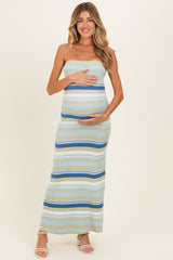 Blaues gestreiftes trägerloses Umstands-Maxikleid in ausgestellter Form