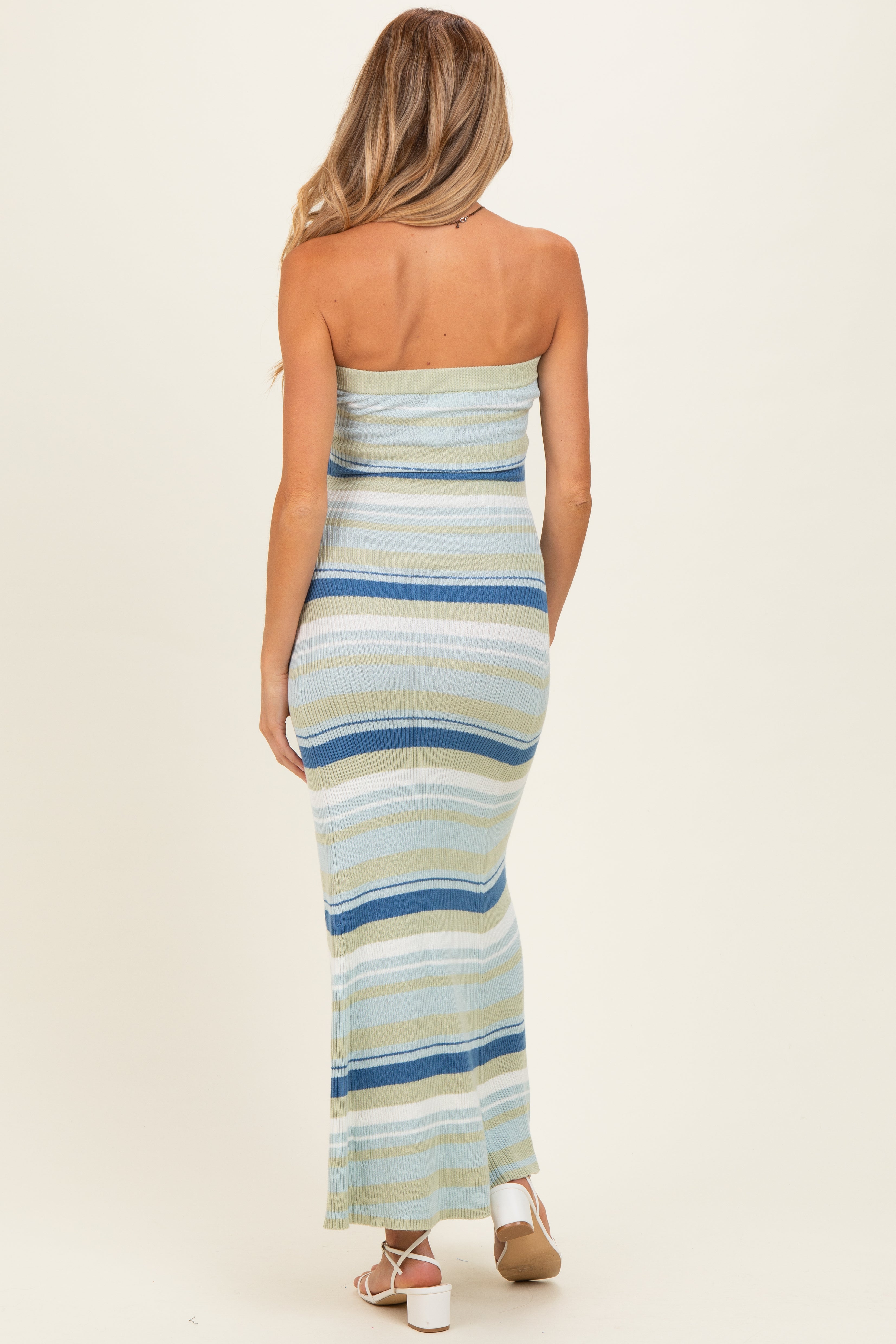 Blaues gestreiftes trägerloses Umstands-Maxikleid in ausgestellter Form