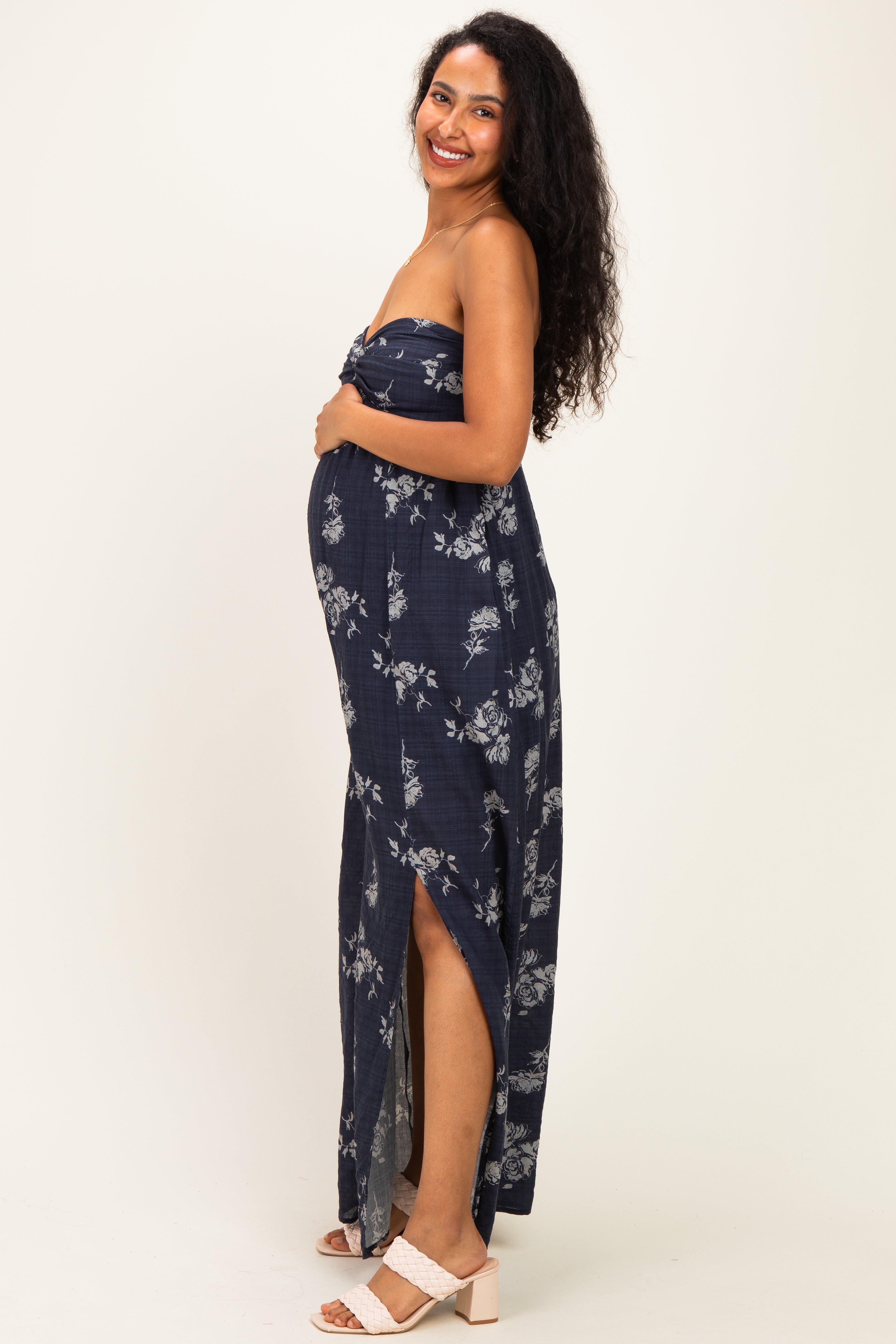 Schulterfreies Umstandsmaxikleid mit Blumenmuster und Cut-out