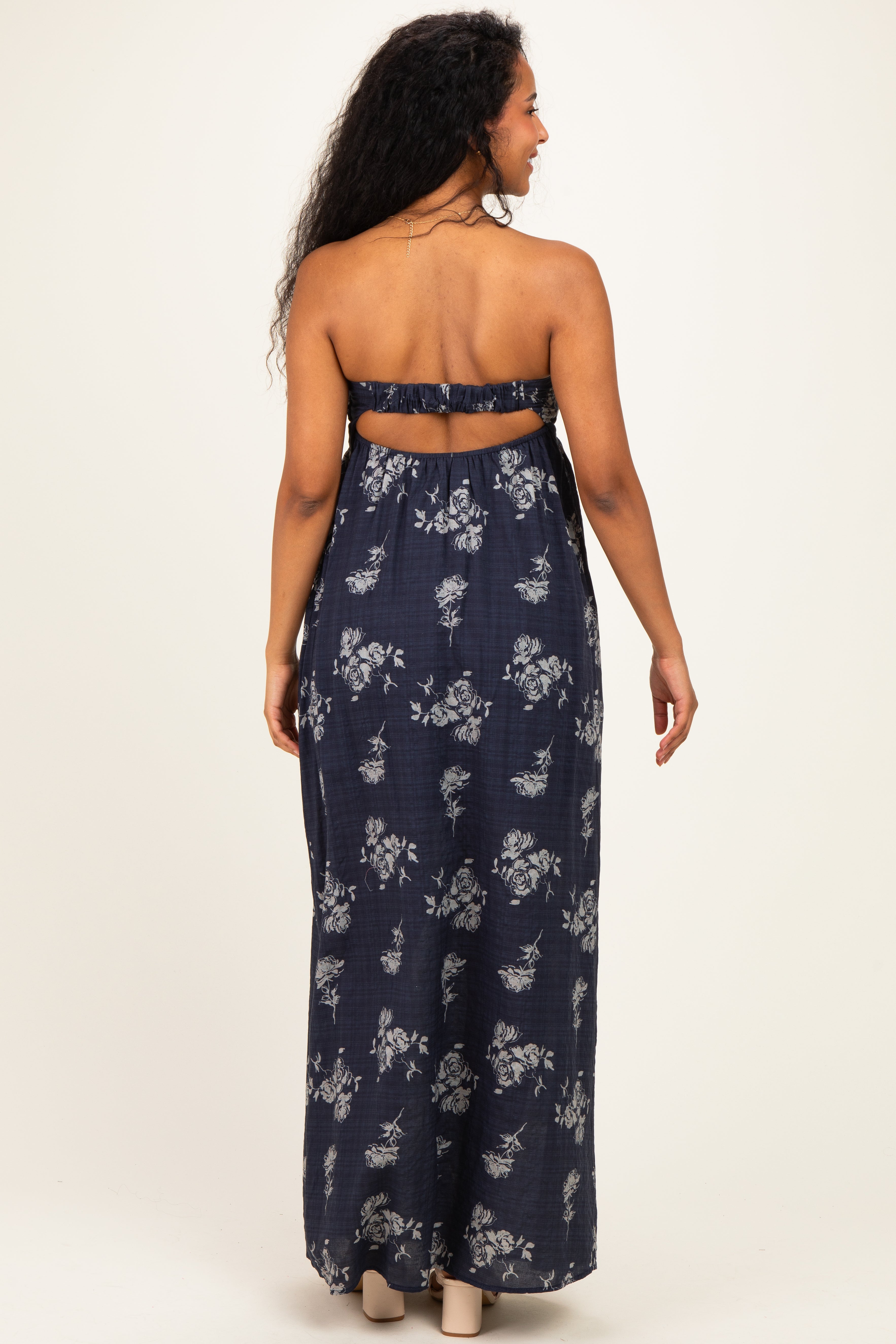 Schulterfreies Umstandsmaxikleid mit Blumenmuster und Cut-out