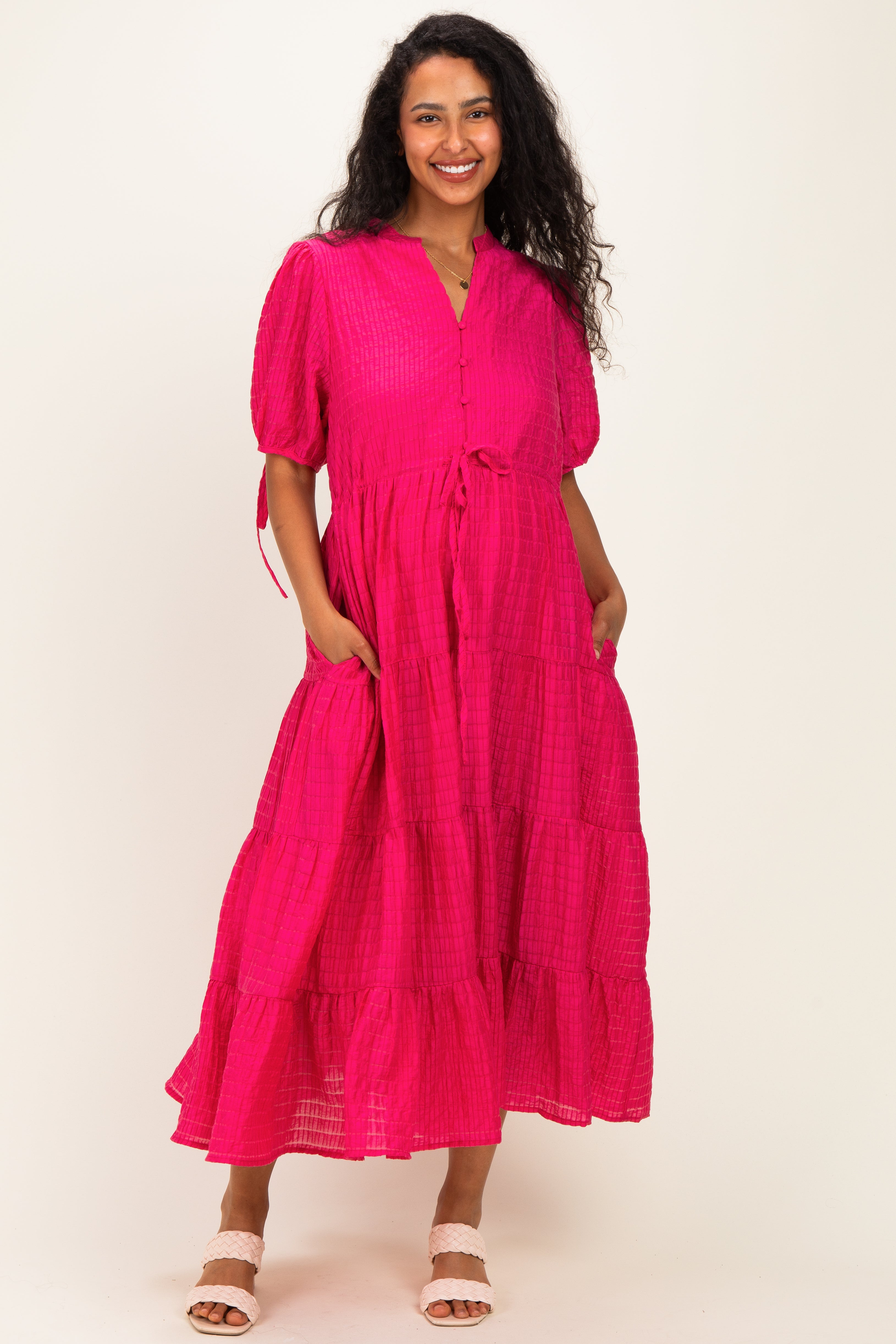 Fuchsiafarbenes gestuftes Umstands-Midikleid mit Tunnelzug in der Taille