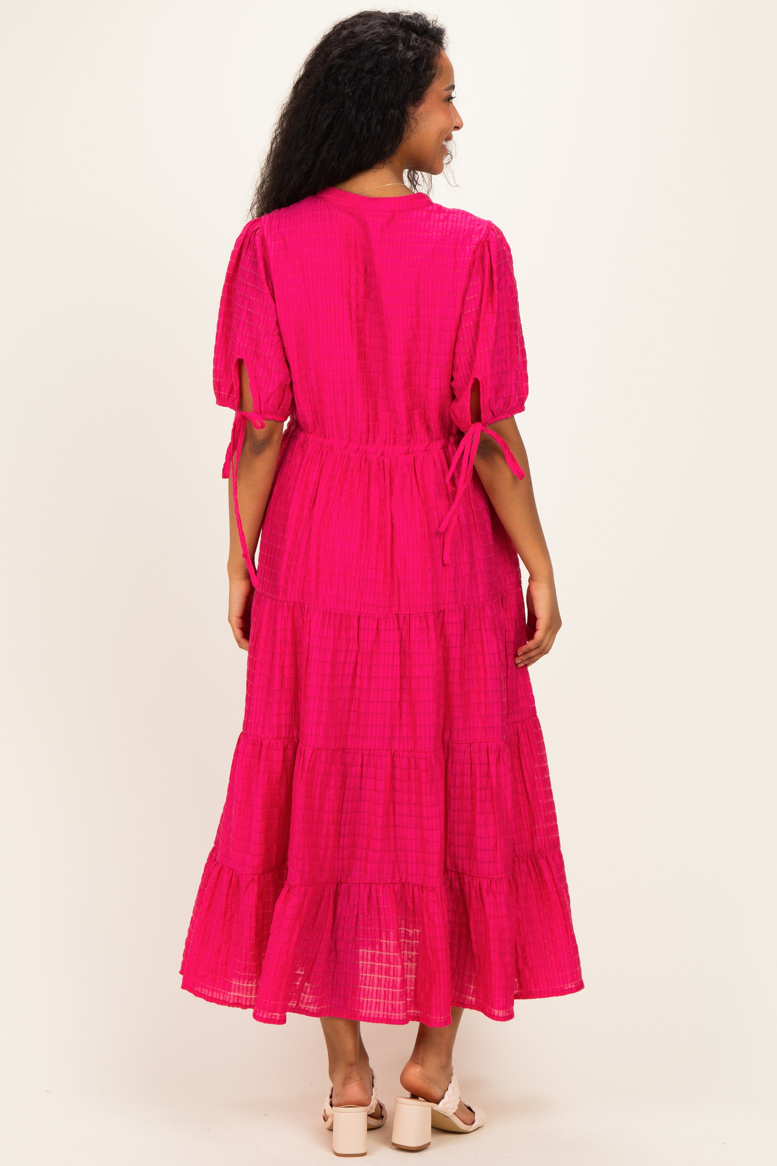 Fuchsiafarbenes gestuftes Umstands-Midikleid mit Tunnelzug in der Taille