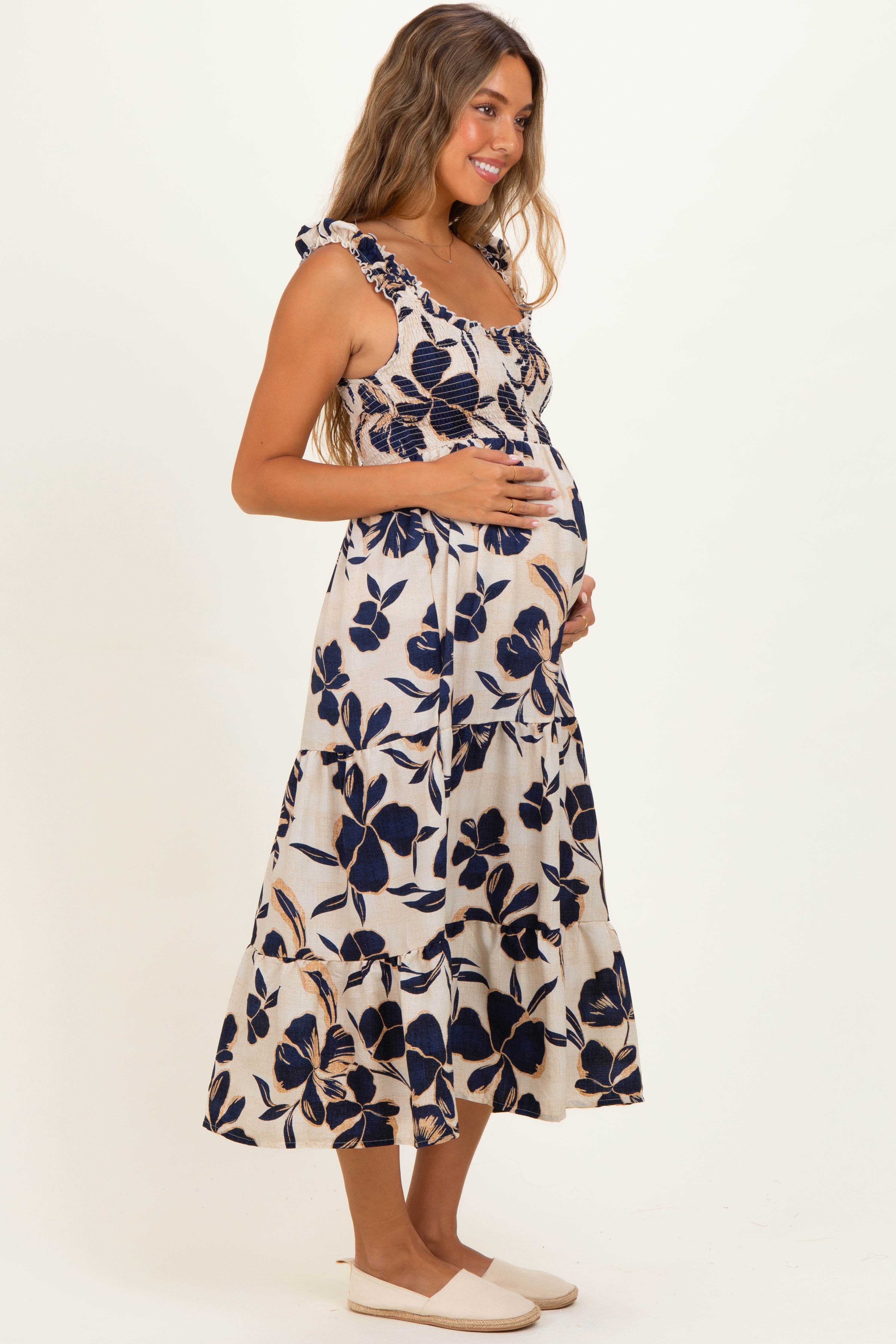 Umstands-Midikleid in Marineblau mit Blumenmuster, Smok-Design und Stufenrock