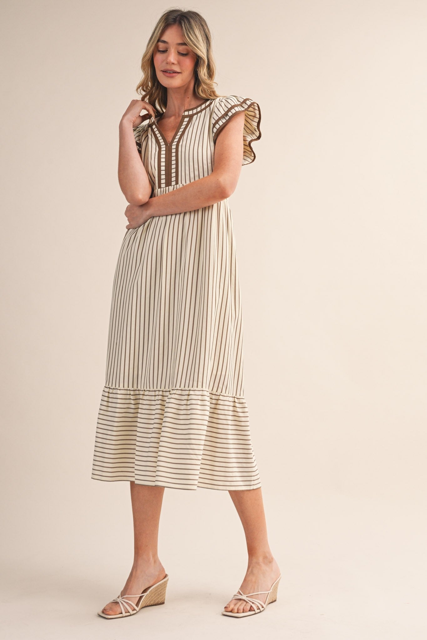Umstands-Midikleid mit Streifenmuster und Flügelärmeln