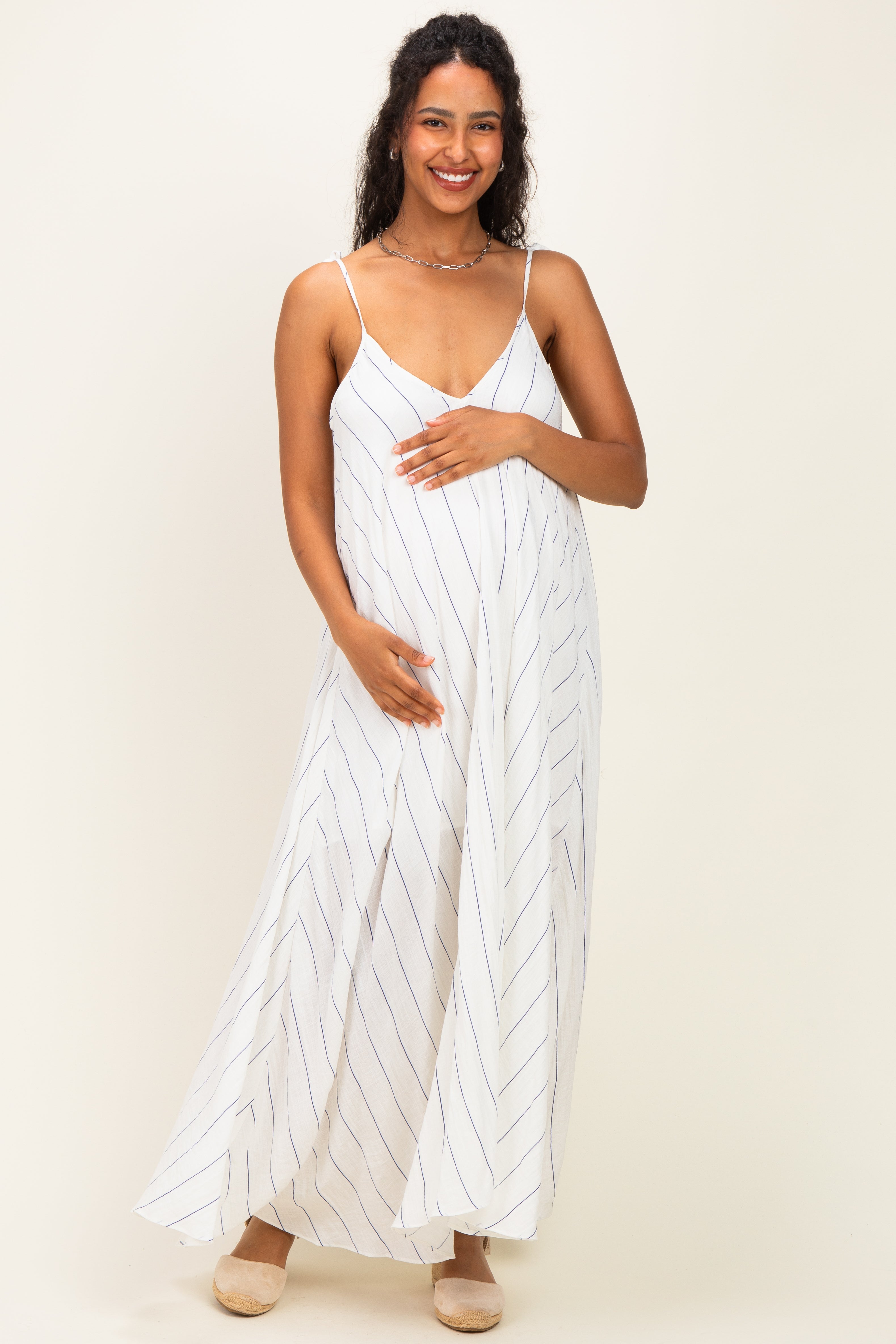 Weiß-blau gestreiftes Umstands-Maxikleid mit Schulterbindung
