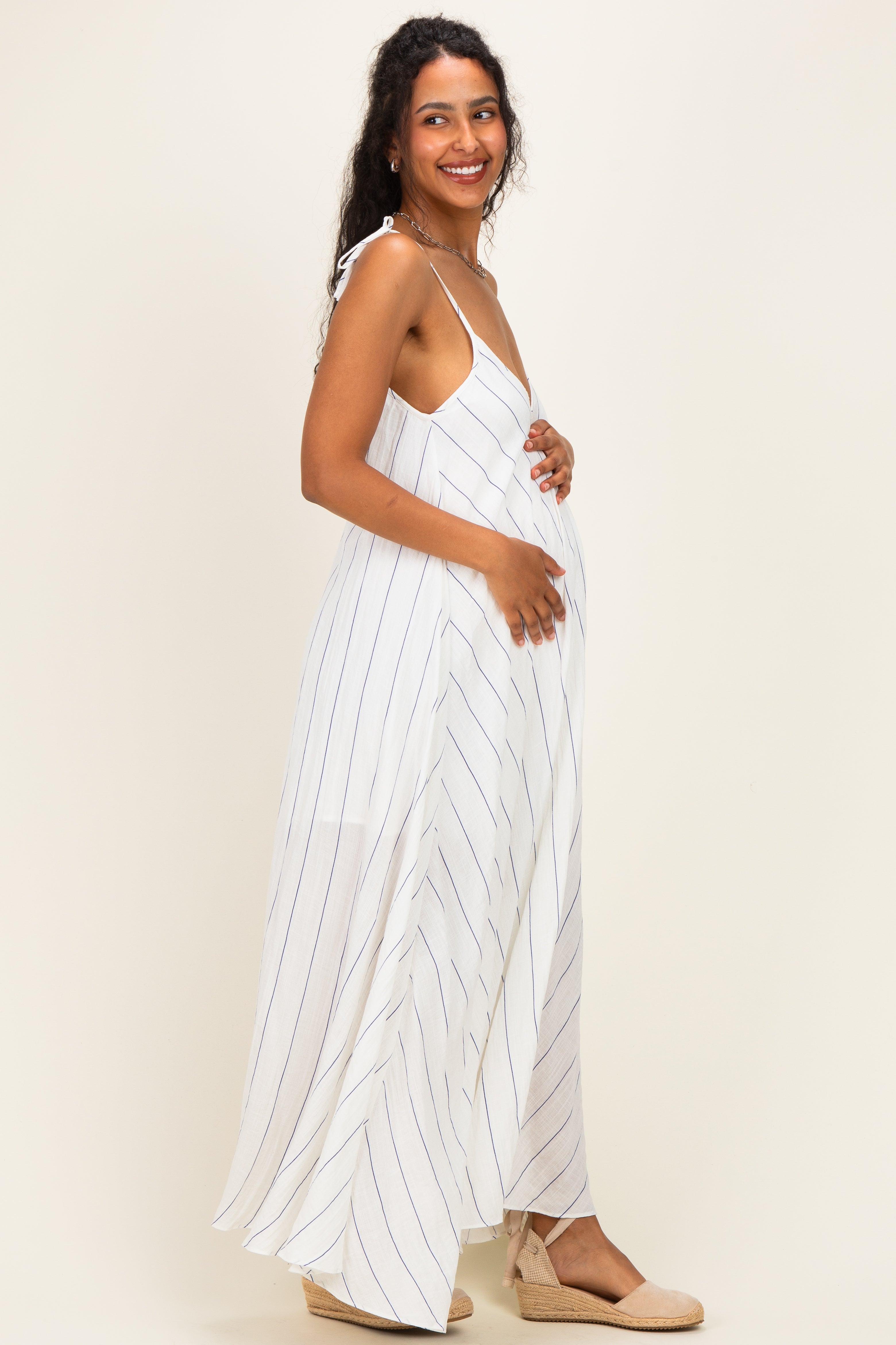 Weiß-blau gestreiftes Umstands-Maxikleid mit Schulterbindung