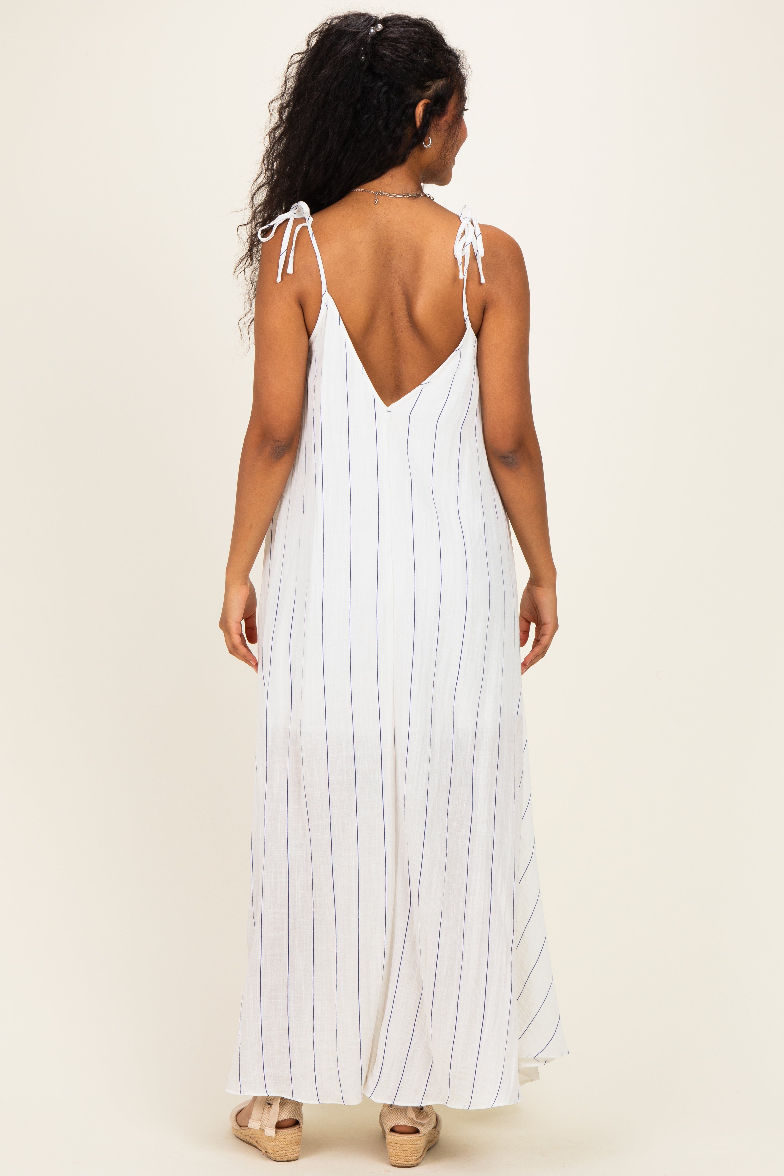 Weiß-blau gestreiftes Umstands-Maxikleid mit Schulterbindung