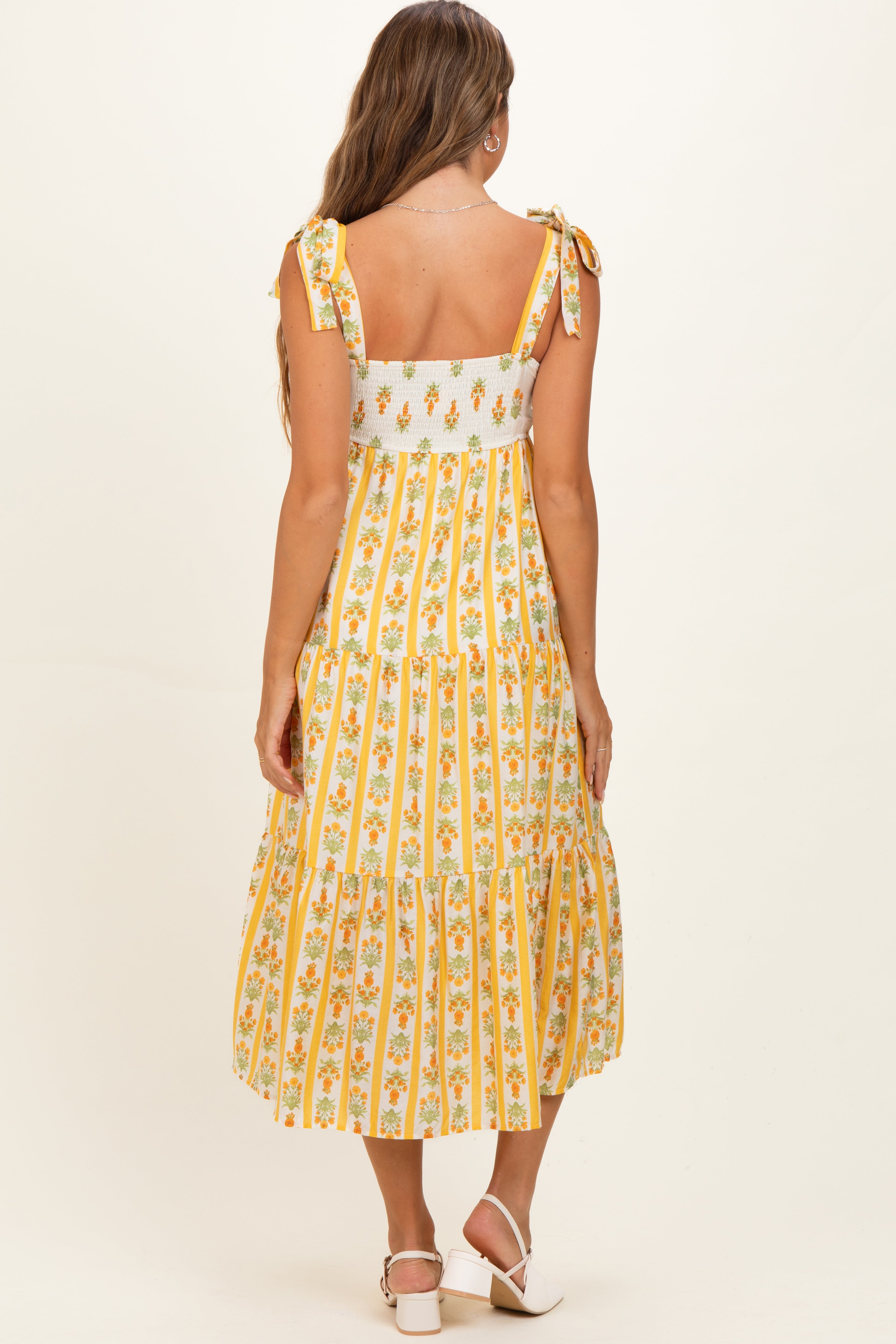 Umstands-Midikleid in Gelb mit Streifen, Blumenmuster und Schulterbindung