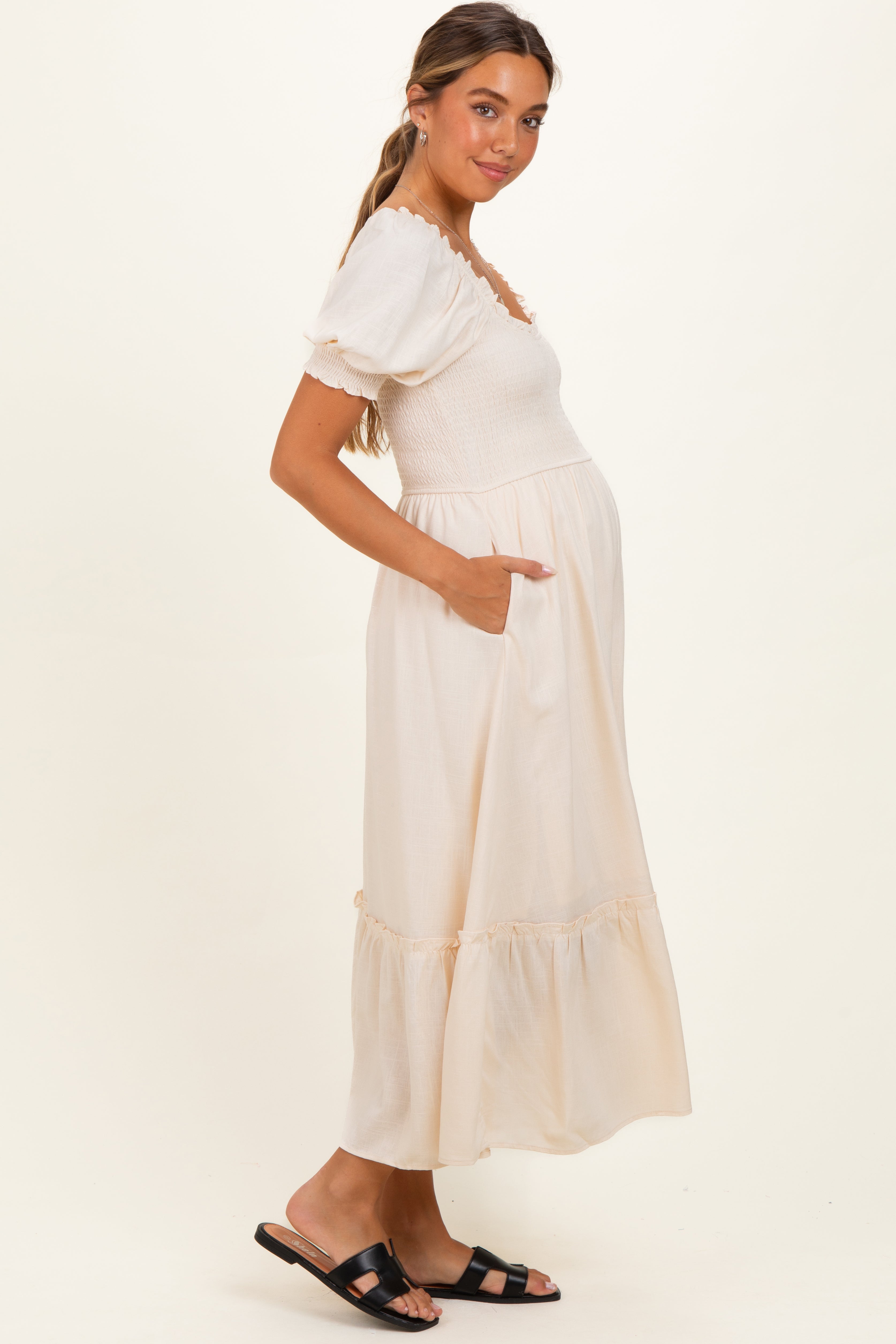 Umstands-Midikleid in Creme mit Smok-Design, Puffärmeln und Rüschenbesatz