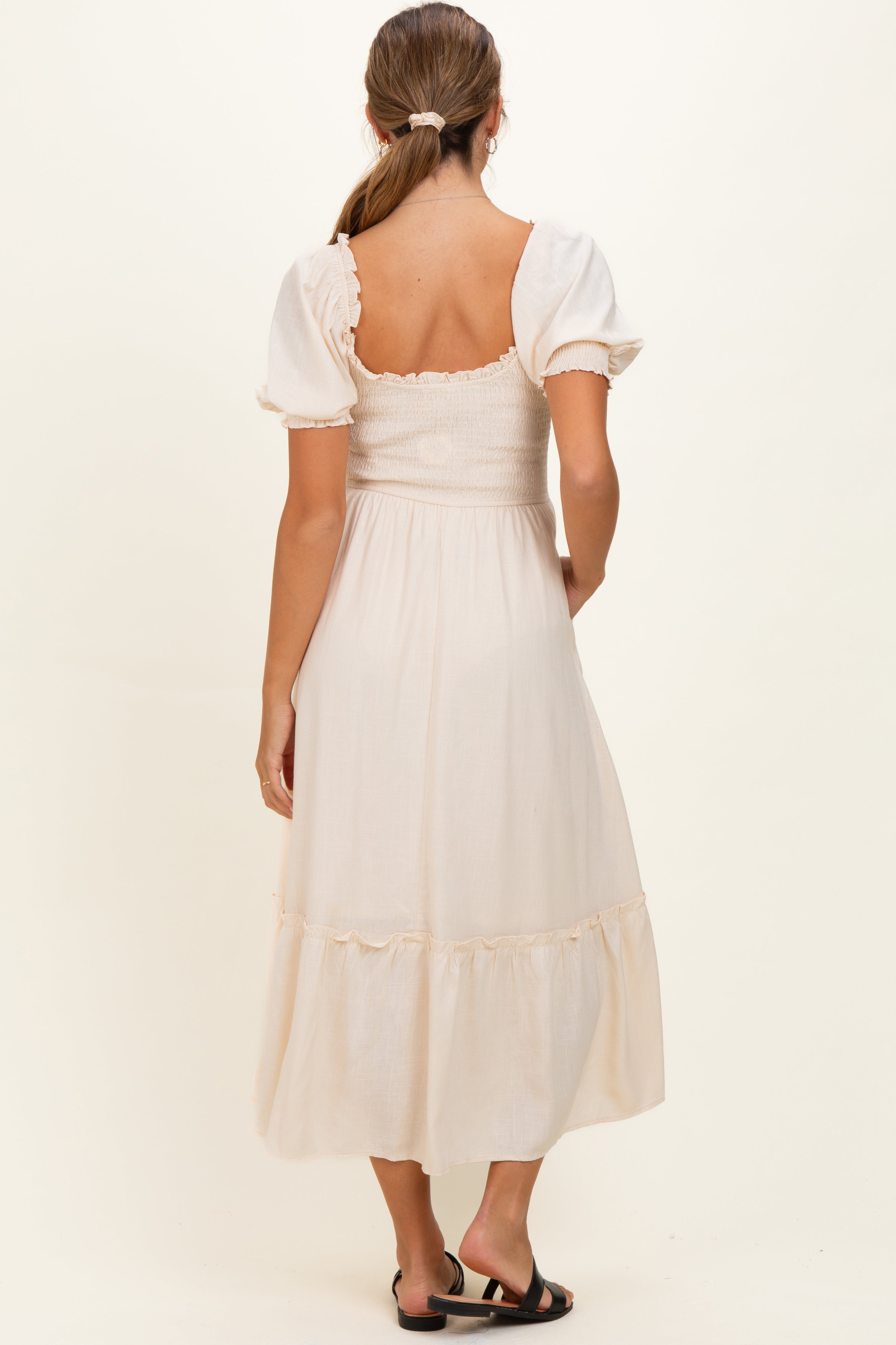 Umstands-Midikleid in Creme mit Smok-Design, Puffärmeln und Rüschenbesatz