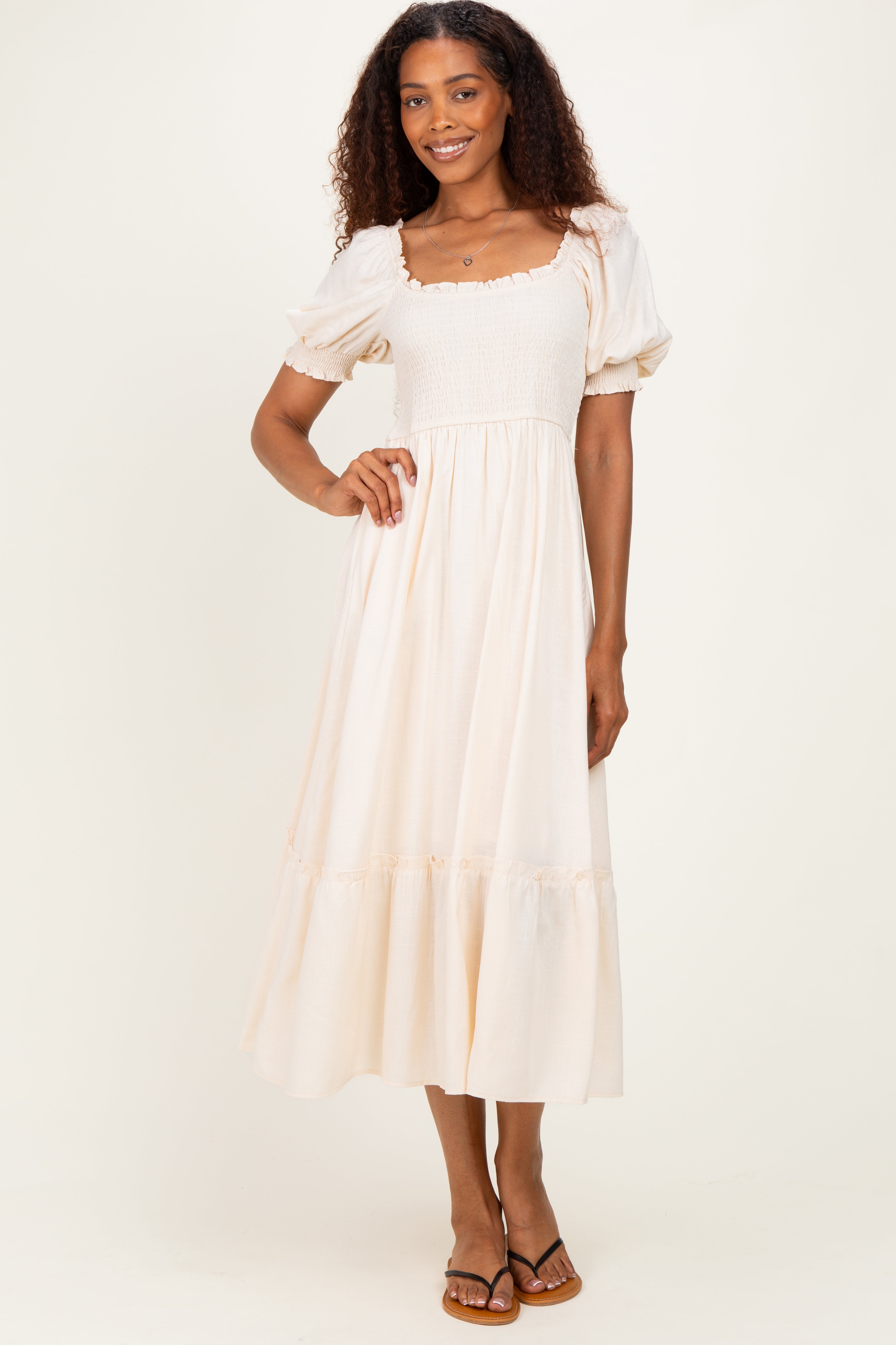 Umstands-Midikleid in Creme mit Smok-Design, Puffärmeln und Rüschenbesatz