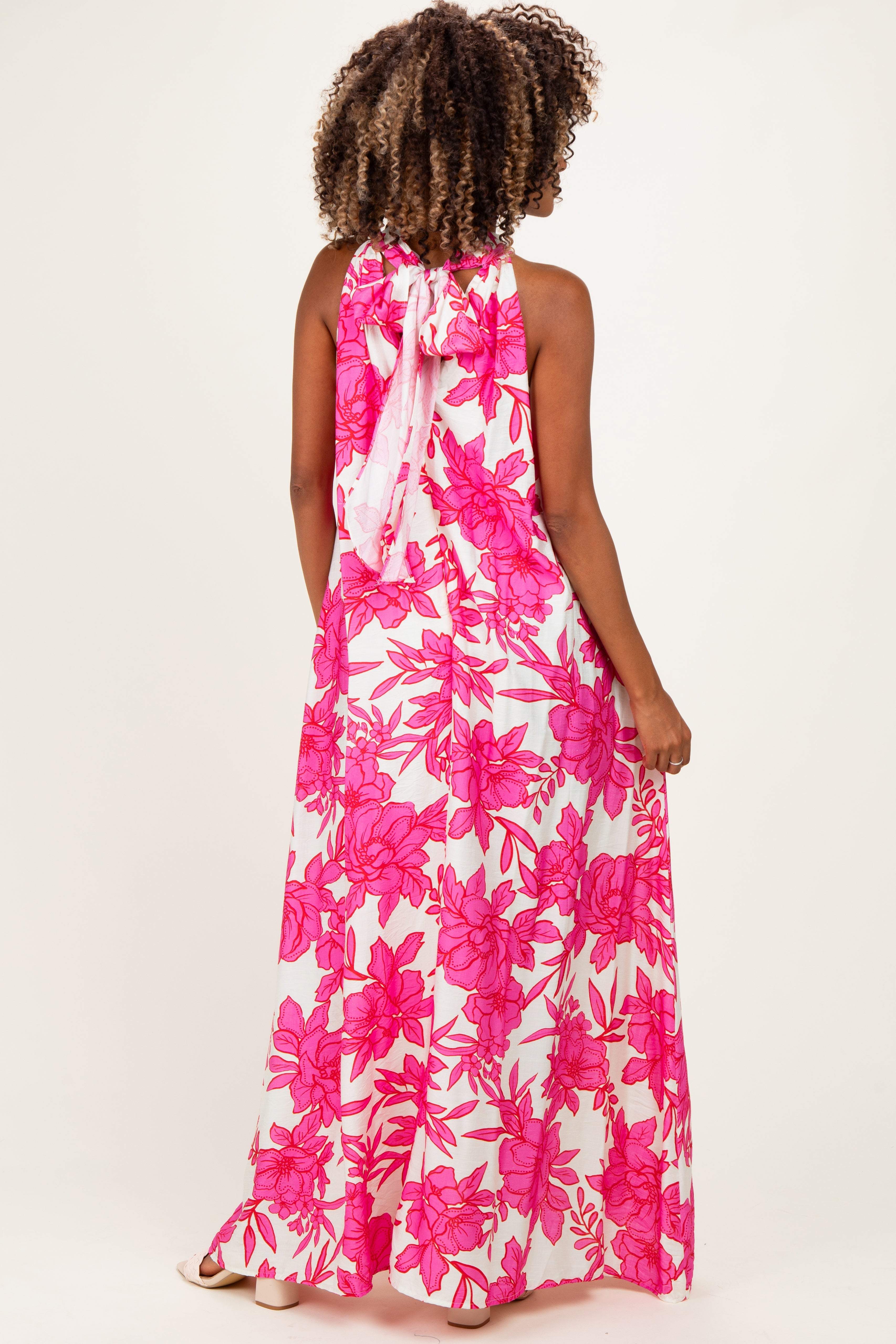 Geblümtes Umstands-Maxikleid mit Neckholder in Rosa