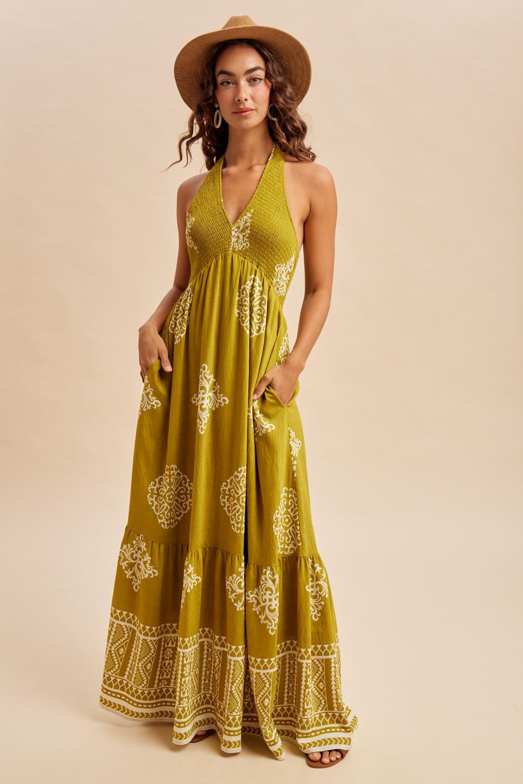 Gesmoktes Umstands-Maxikleid in Oliv mit Palmenprint und Neckholder
