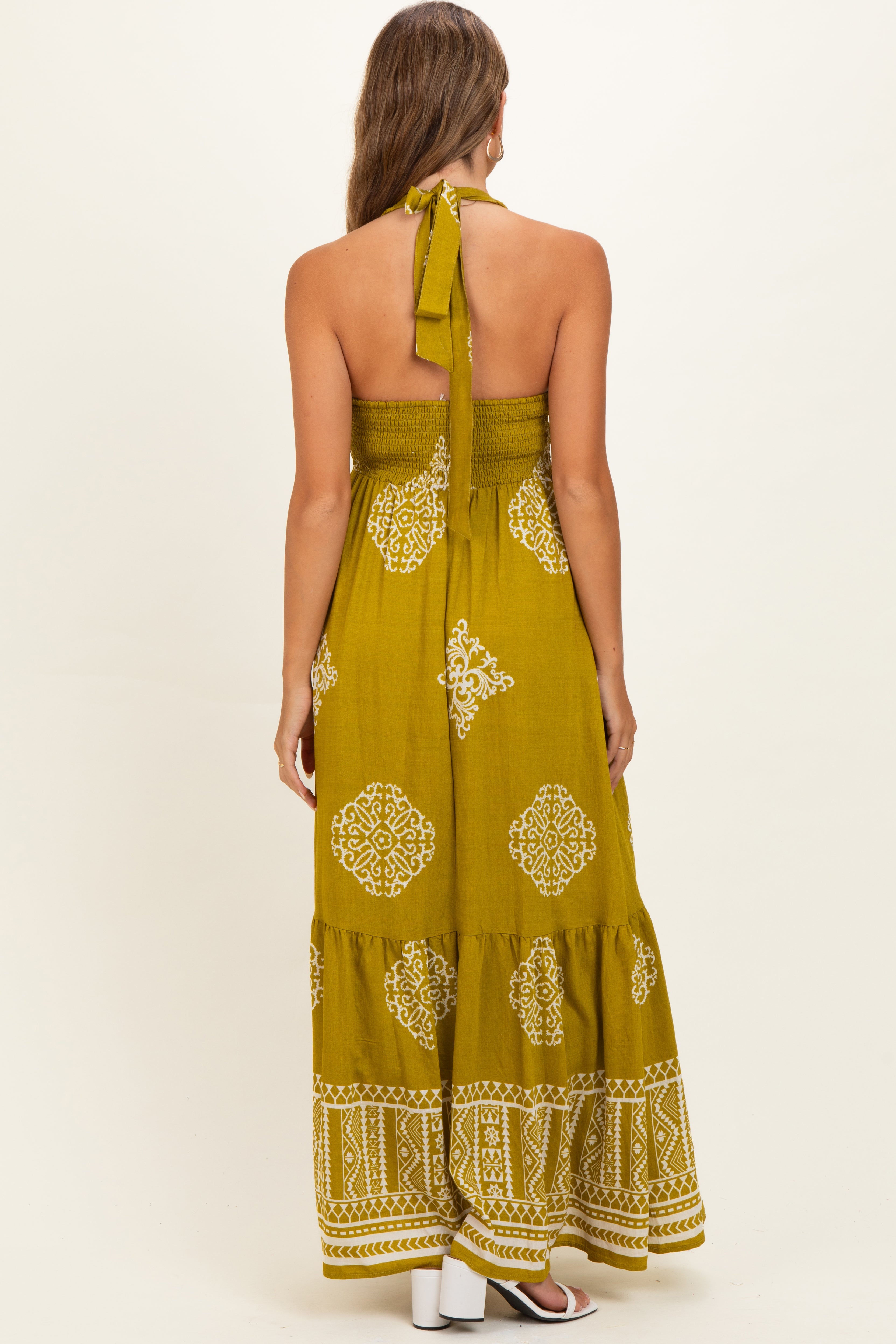 Gesmoktes Umstands-Maxikleid in Oliv mit Palmenprint und Neckholder