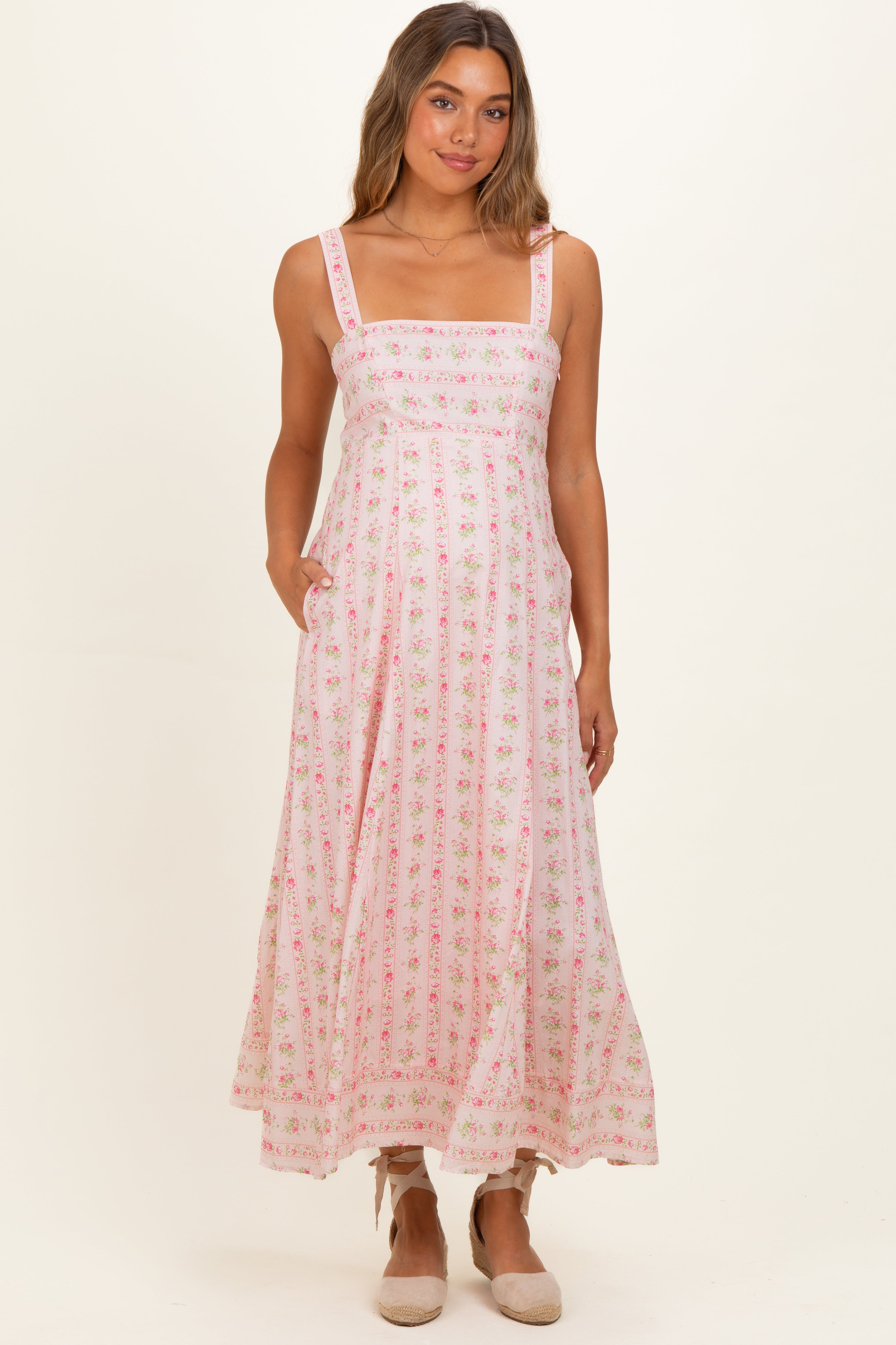Umstands-Maxikleid in Rosa mit Pfingstrosen-Blumenmuster