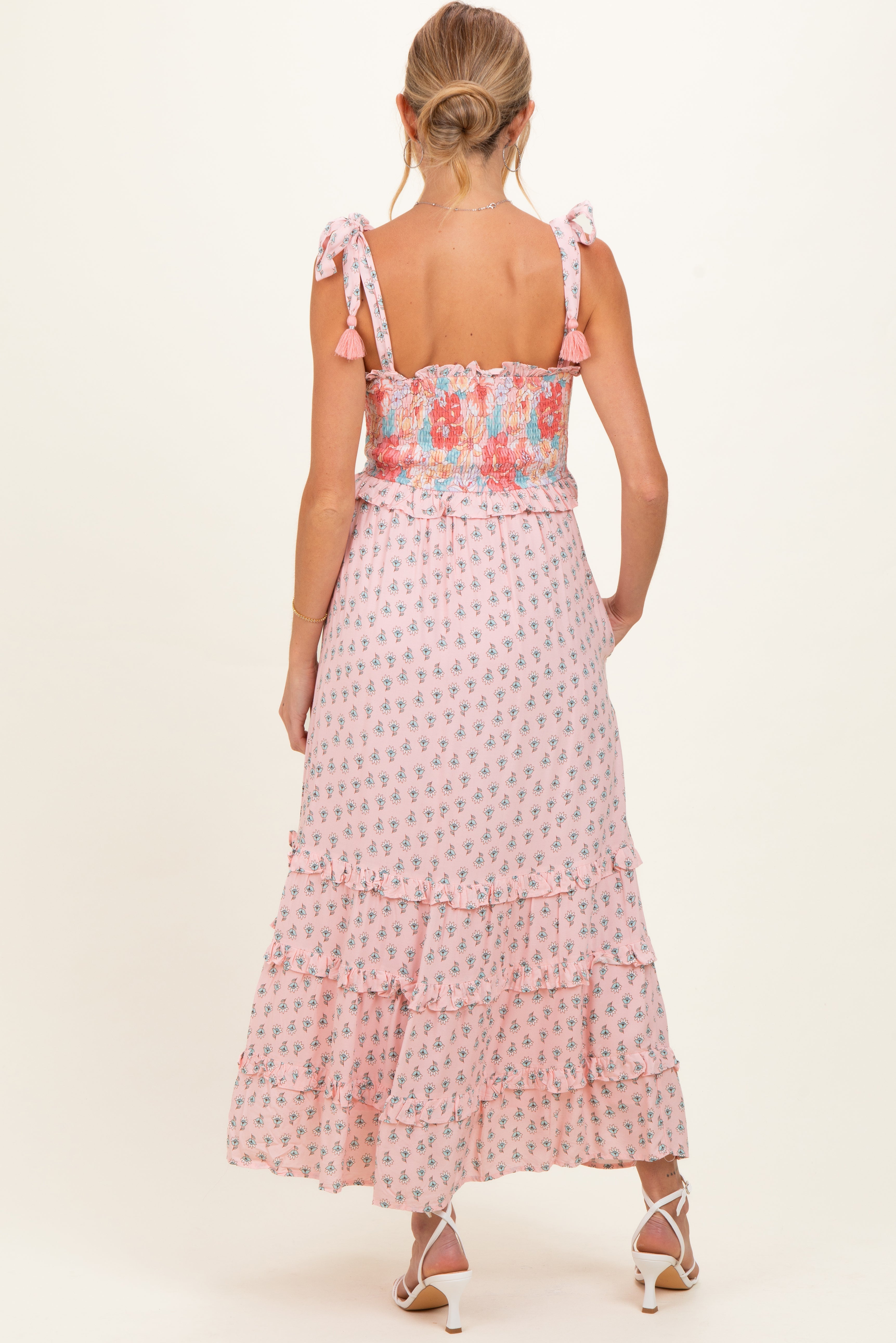 Gesmoktes Umstands-Midikleid in Rosa-Pfirsich mit Blumenprint