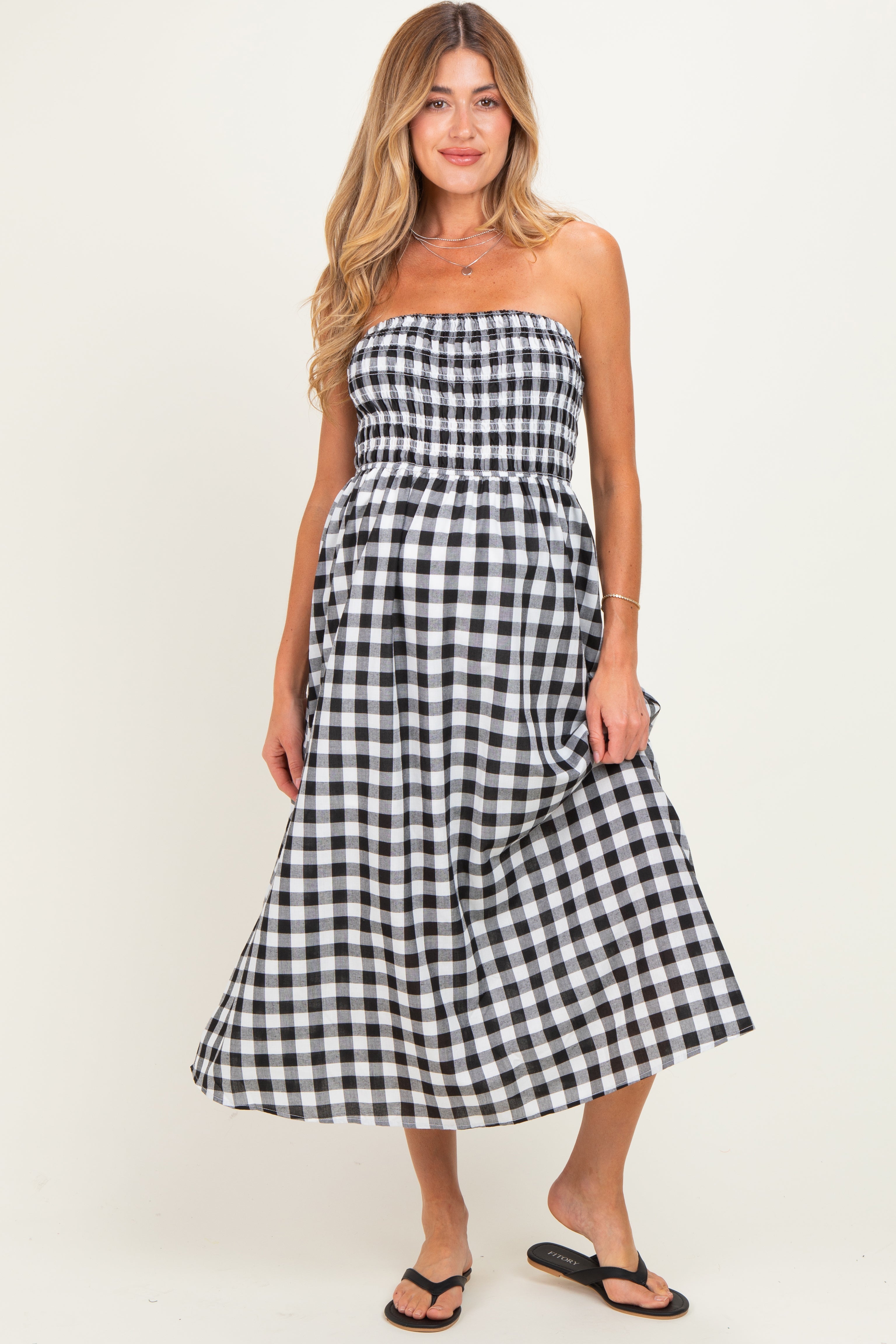 Schulterfreies Umstands-Midikleid mit Smok-Oberteil im schwarz-weißen Karomuster