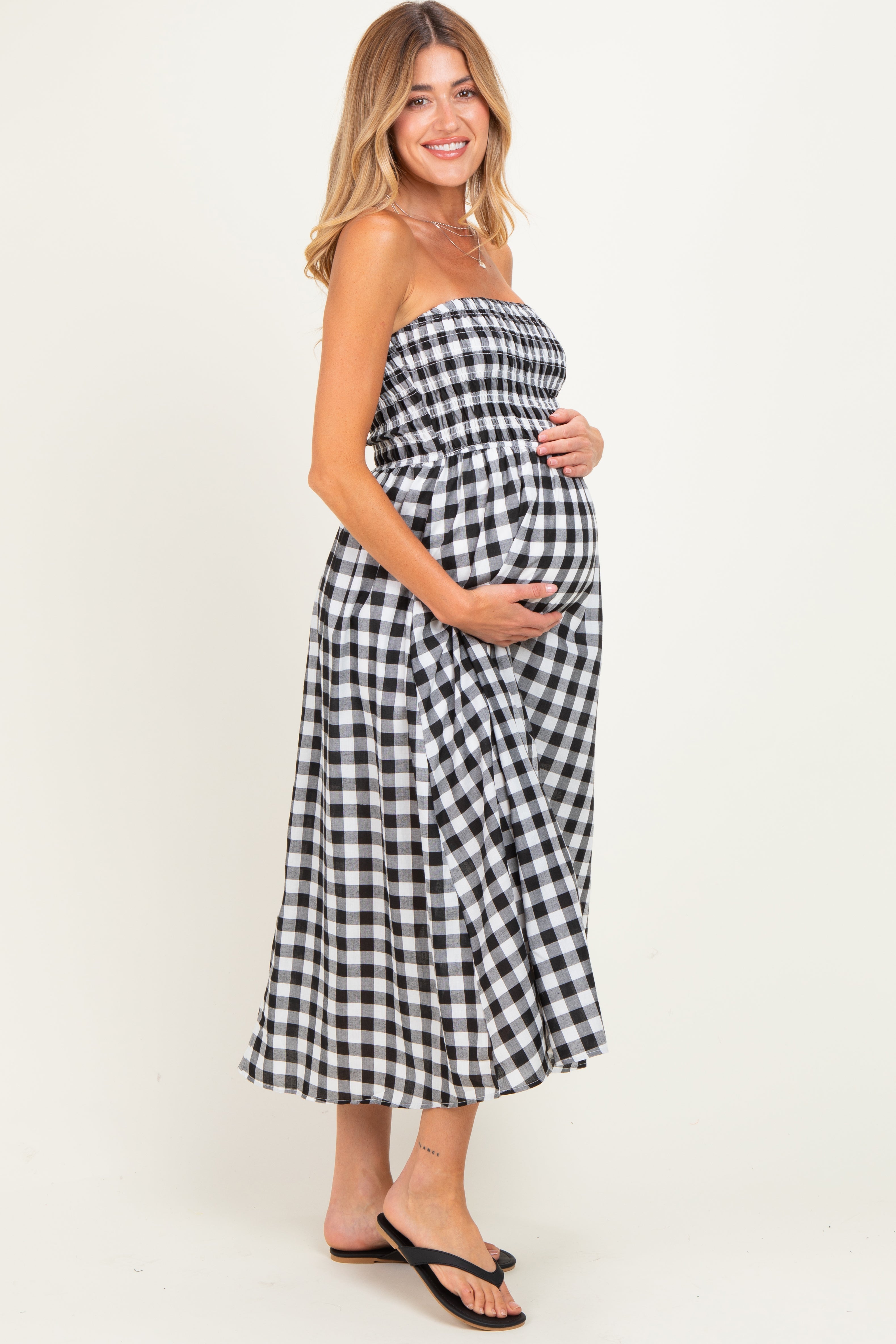 Schulterfreies Umstands-Midikleid mit Smok-Oberteil im schwarz-weißen Karomuster