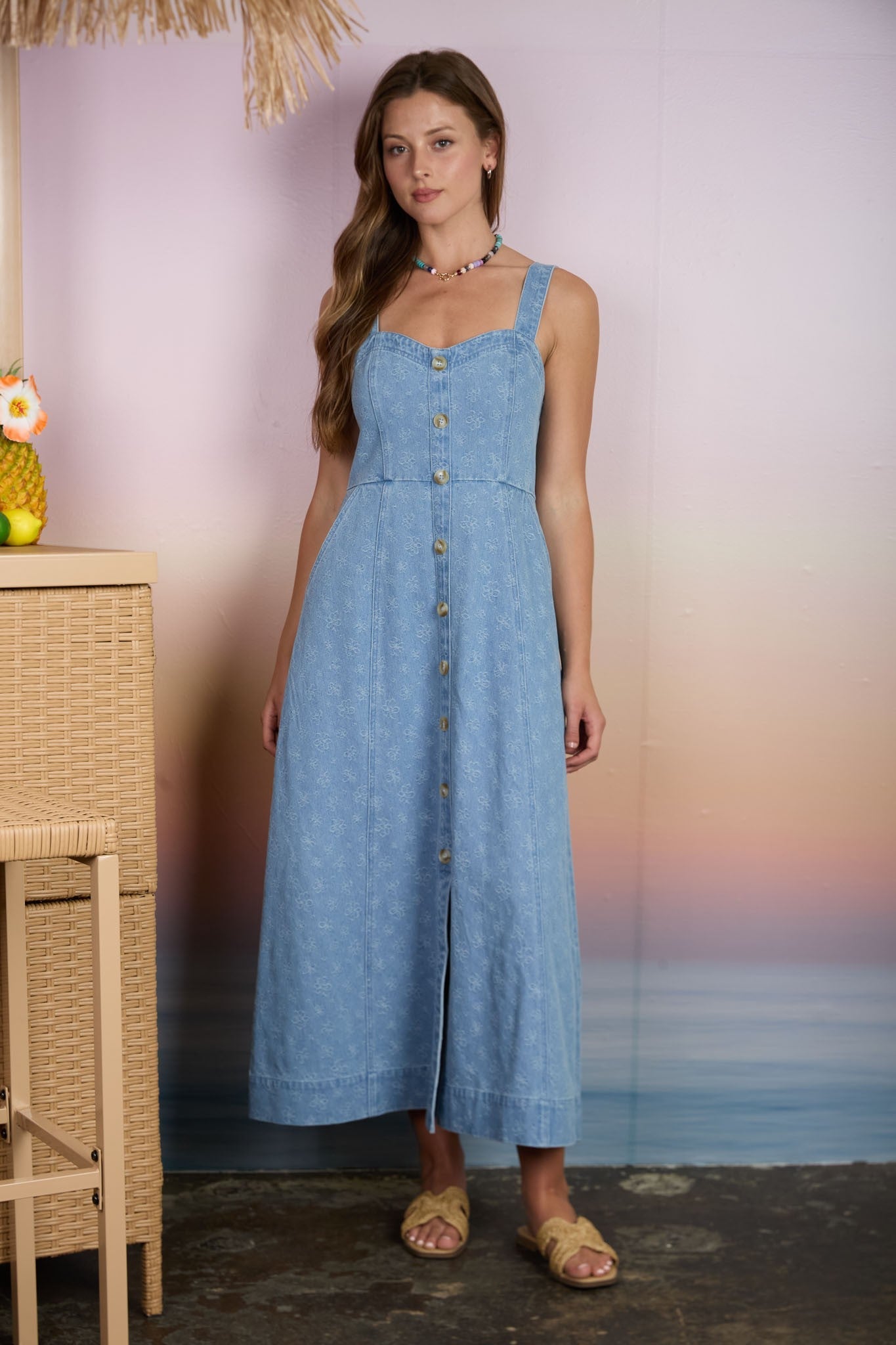 Geblümtes Umstands-Midikleid mit Knopfleiste in hellem Denim