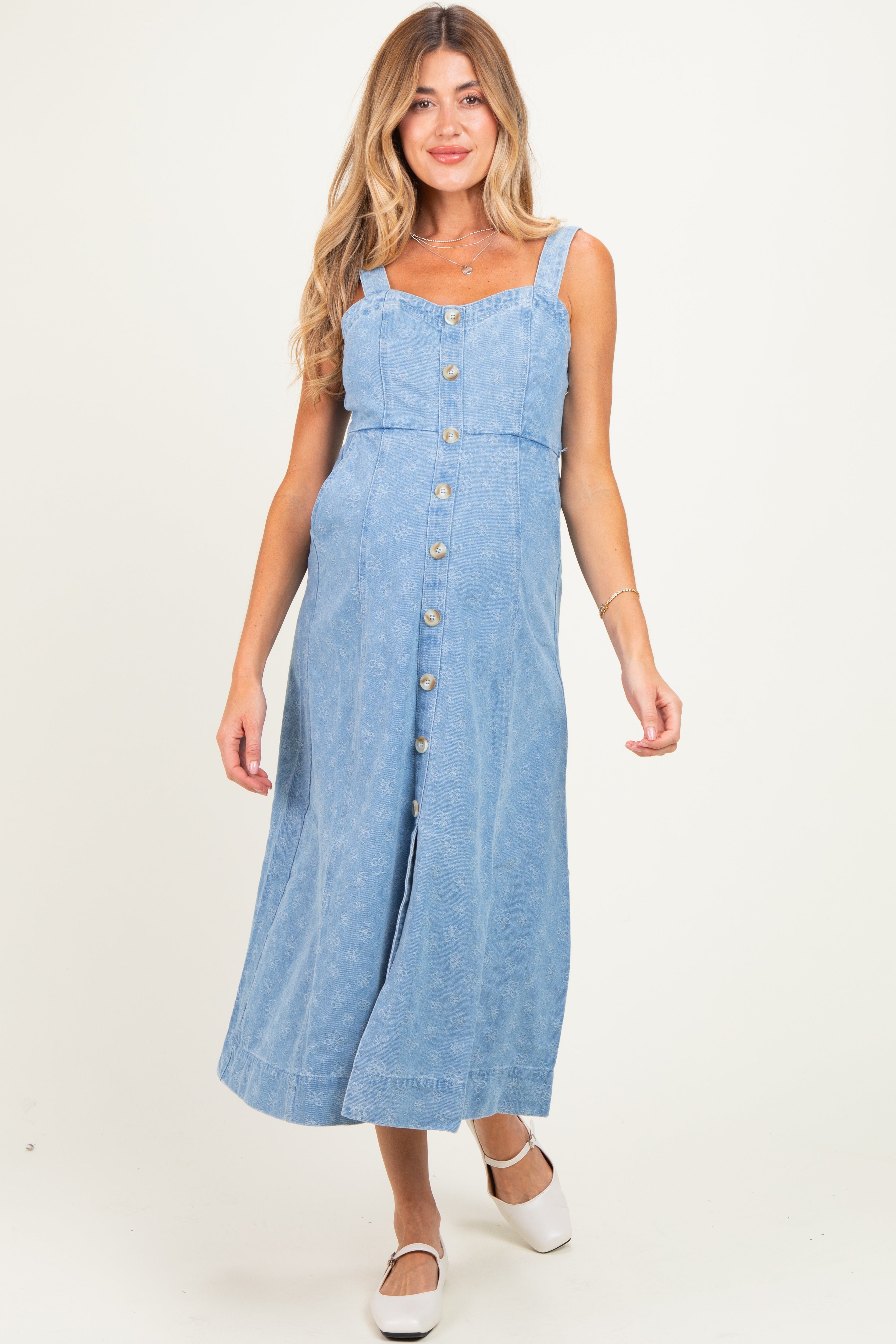 Geblümtes Umstands-Midikleid mit Knopfleiste in hellem Denim