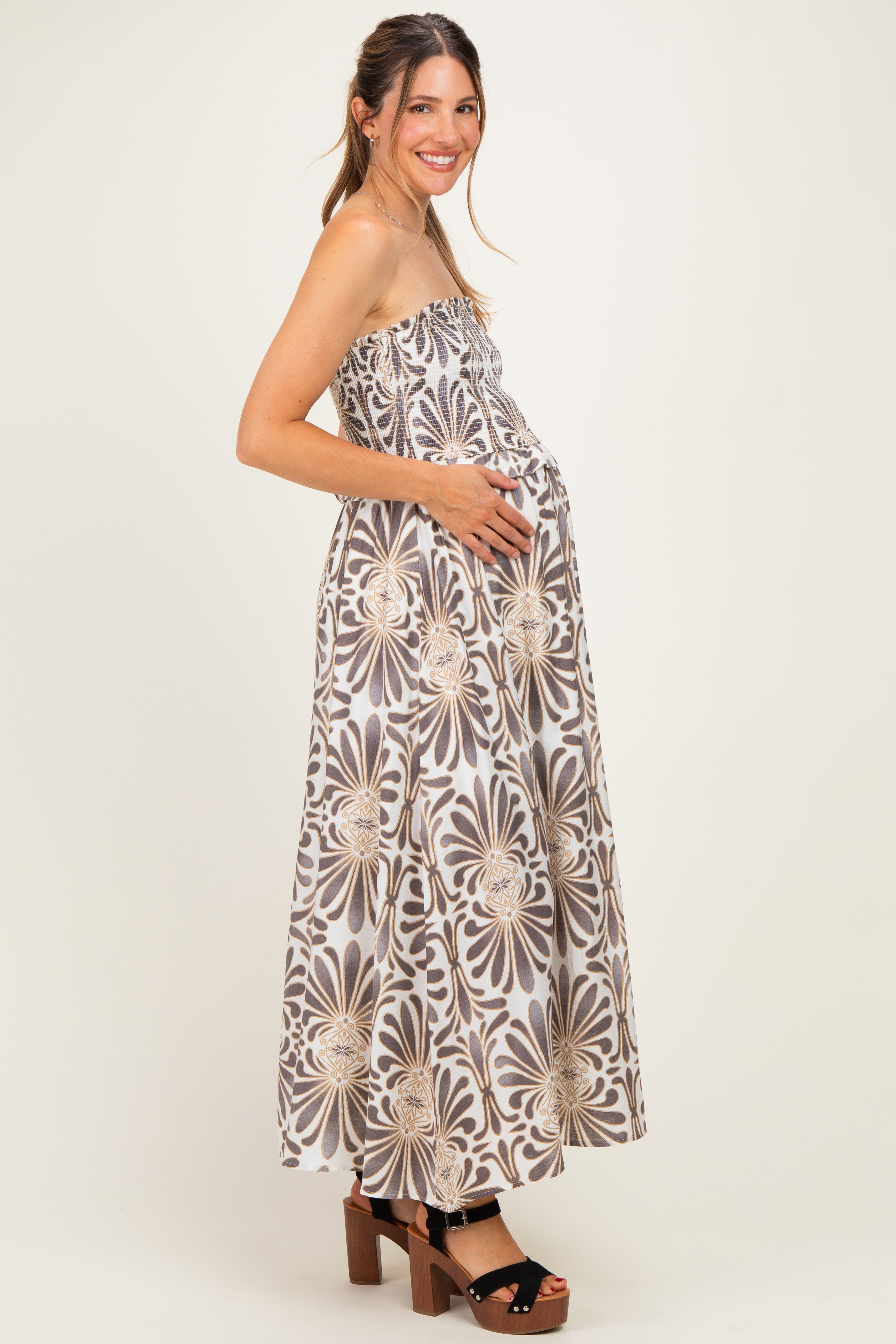 Schulterfreies Umstands-Midikleid mit Smok-Oberteil und Damastdruck