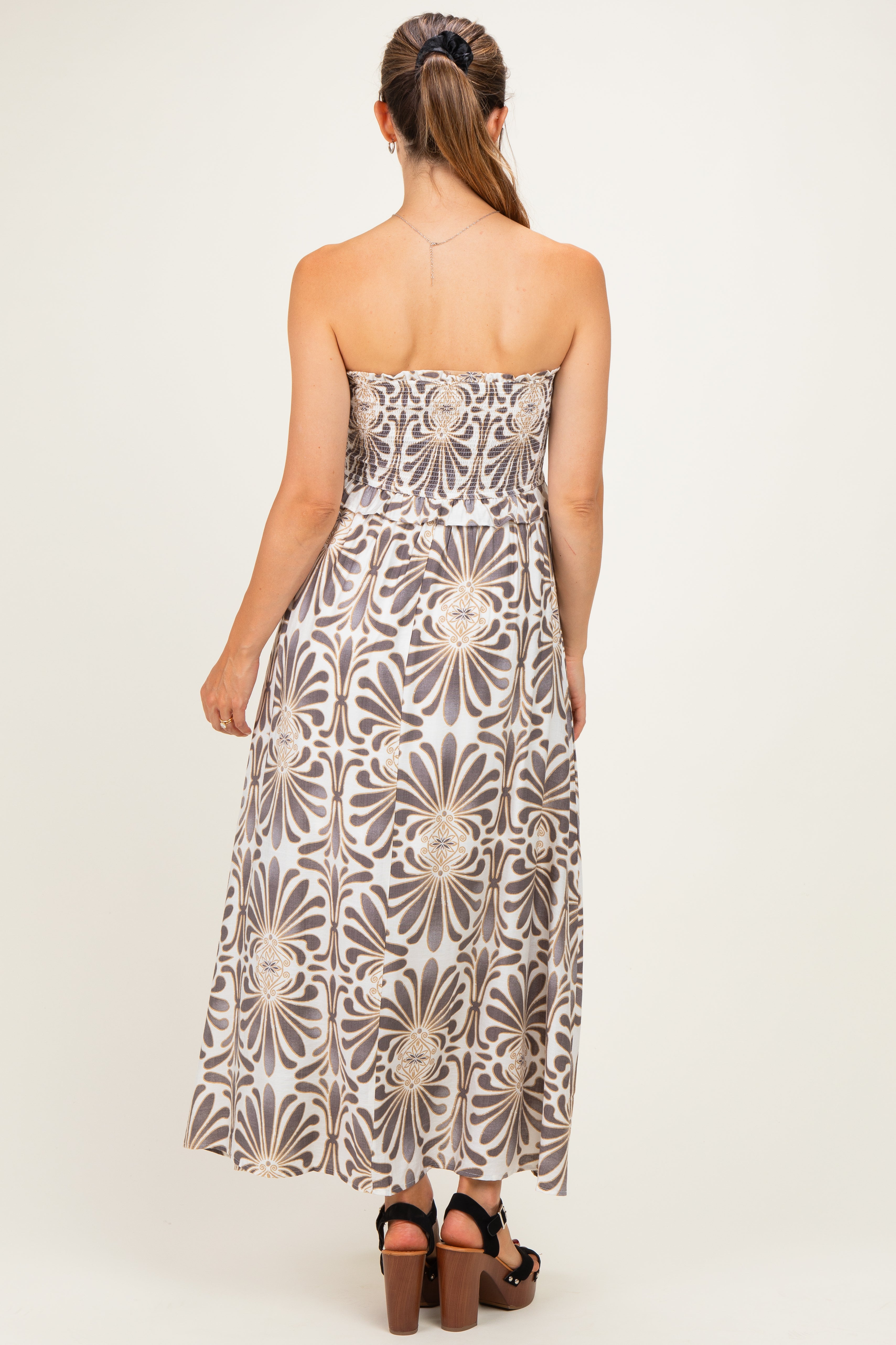 Schulterfreies Umstands-Midikleid mit Smok-Oberteil und Damastdruck