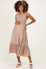 Umstands-Maxikleid mit Smok-Oberteil und Stufenrock