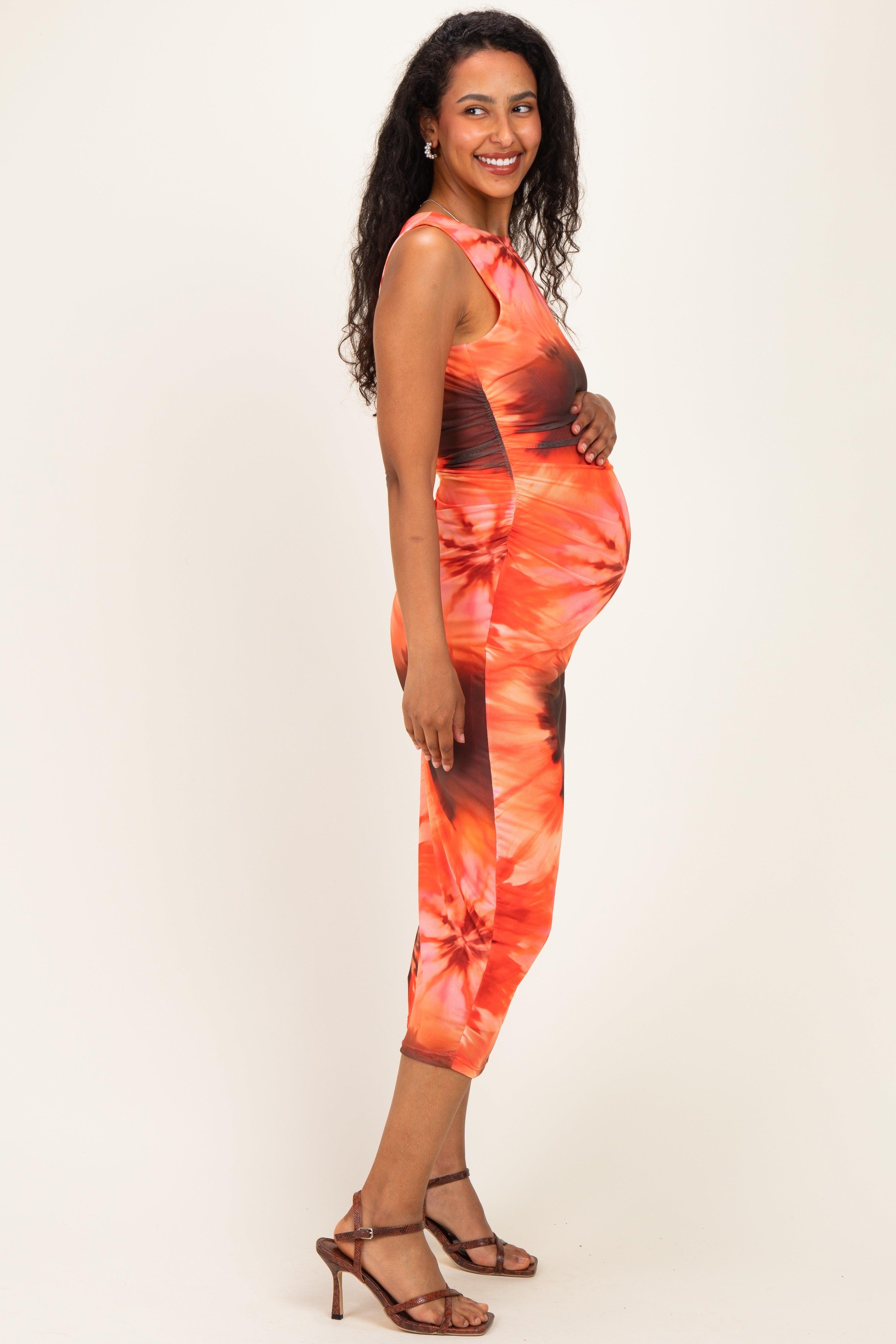Umstands-Maxikleid aus Mesh in Batik-Optik mit seitlicher Raffung