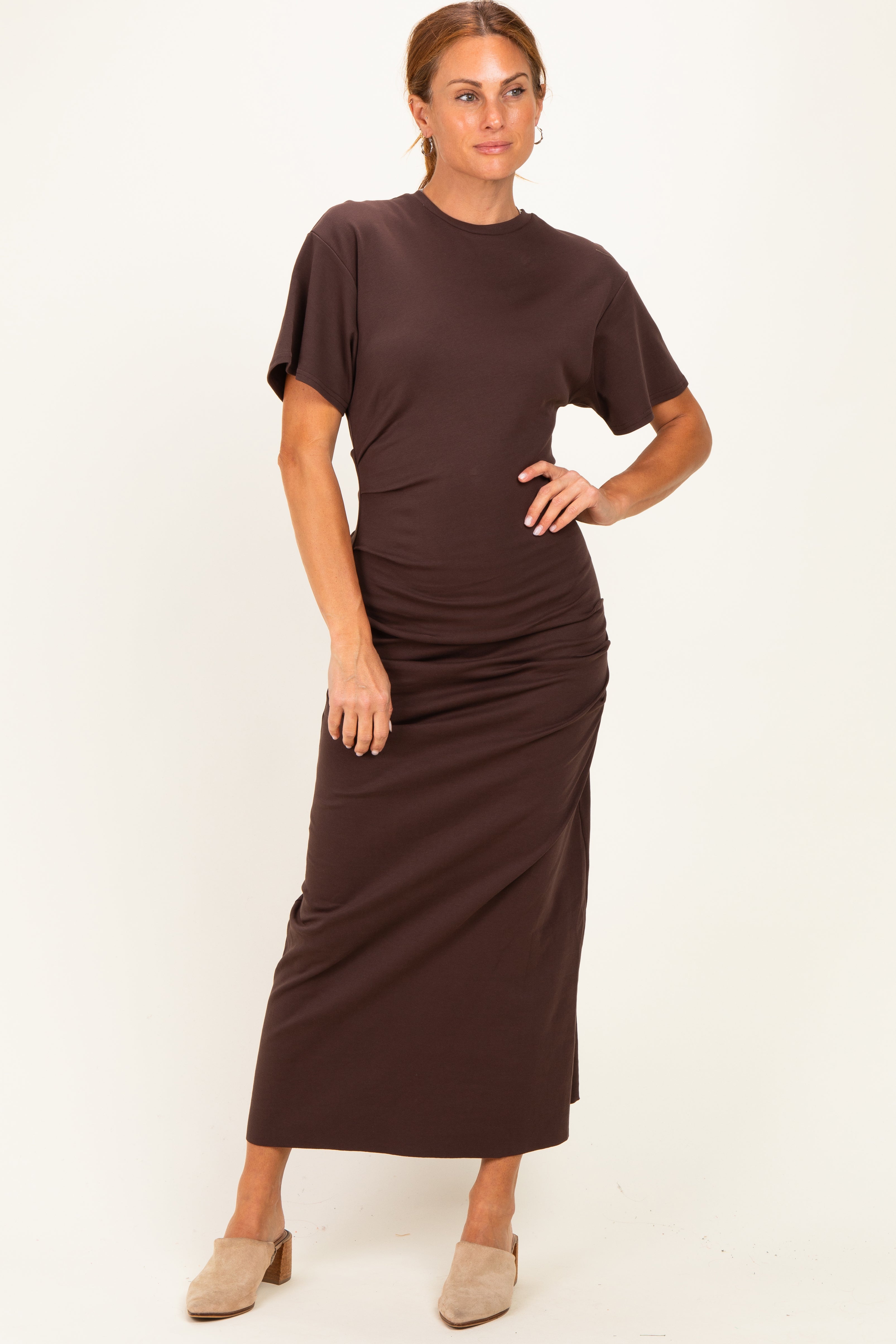 Umstands-Maxikleid in Braun mit überschnittenen Schultern und Raffung