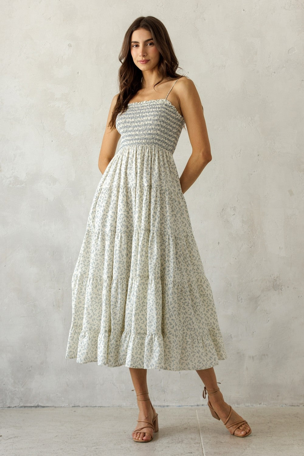Creme-blaues Umstands-Midikleid mit Blumenmuster, Smok-Oberteil und Stufenrock