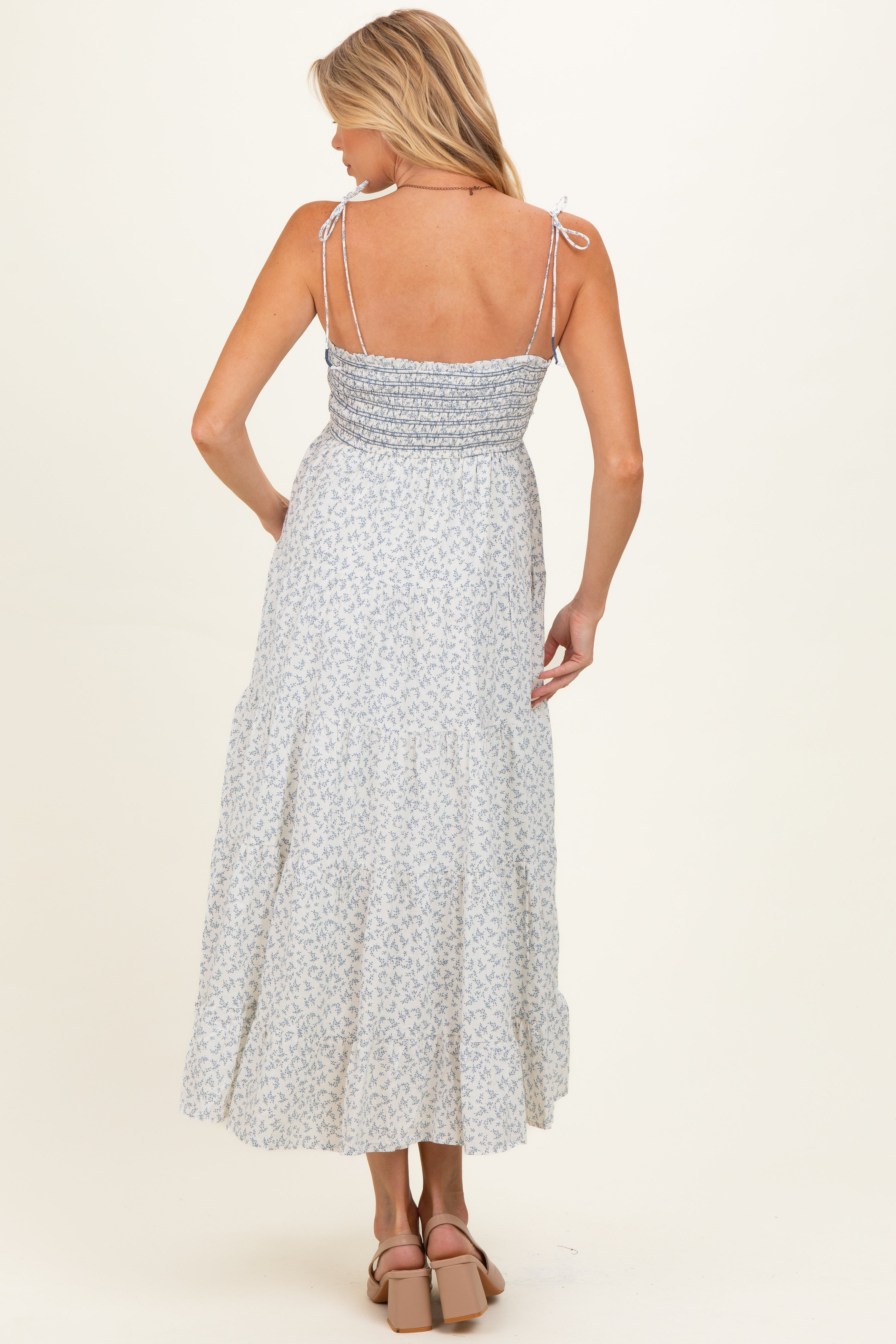 Creme-blaues Umstands-Midikleid mit Blumenmuster, Smok-Oberteil und Stufenrock
