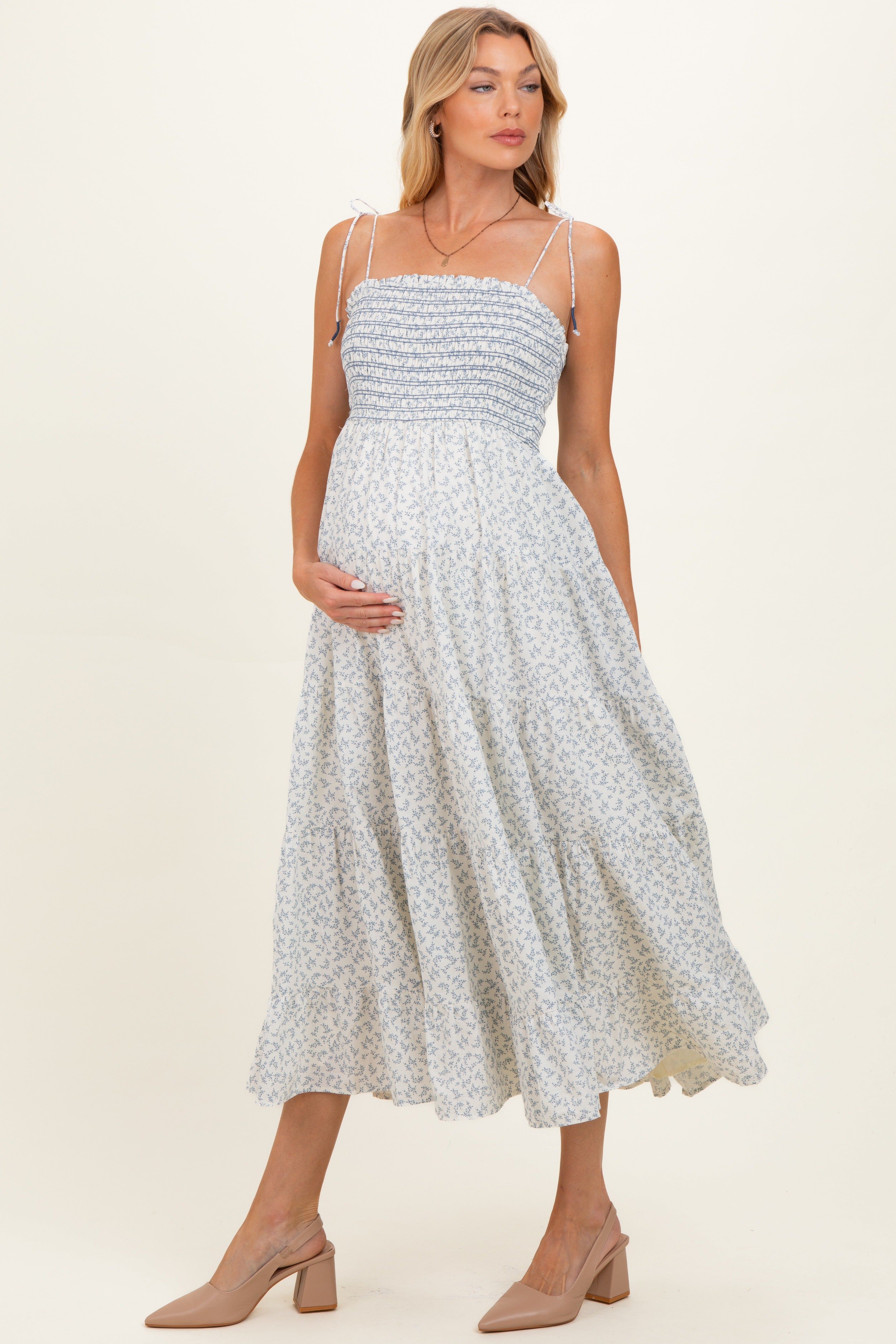 Creme-blaues Umstands-Midikleid mit Blumenmuster, Smok-Oberteil und Stufenrock