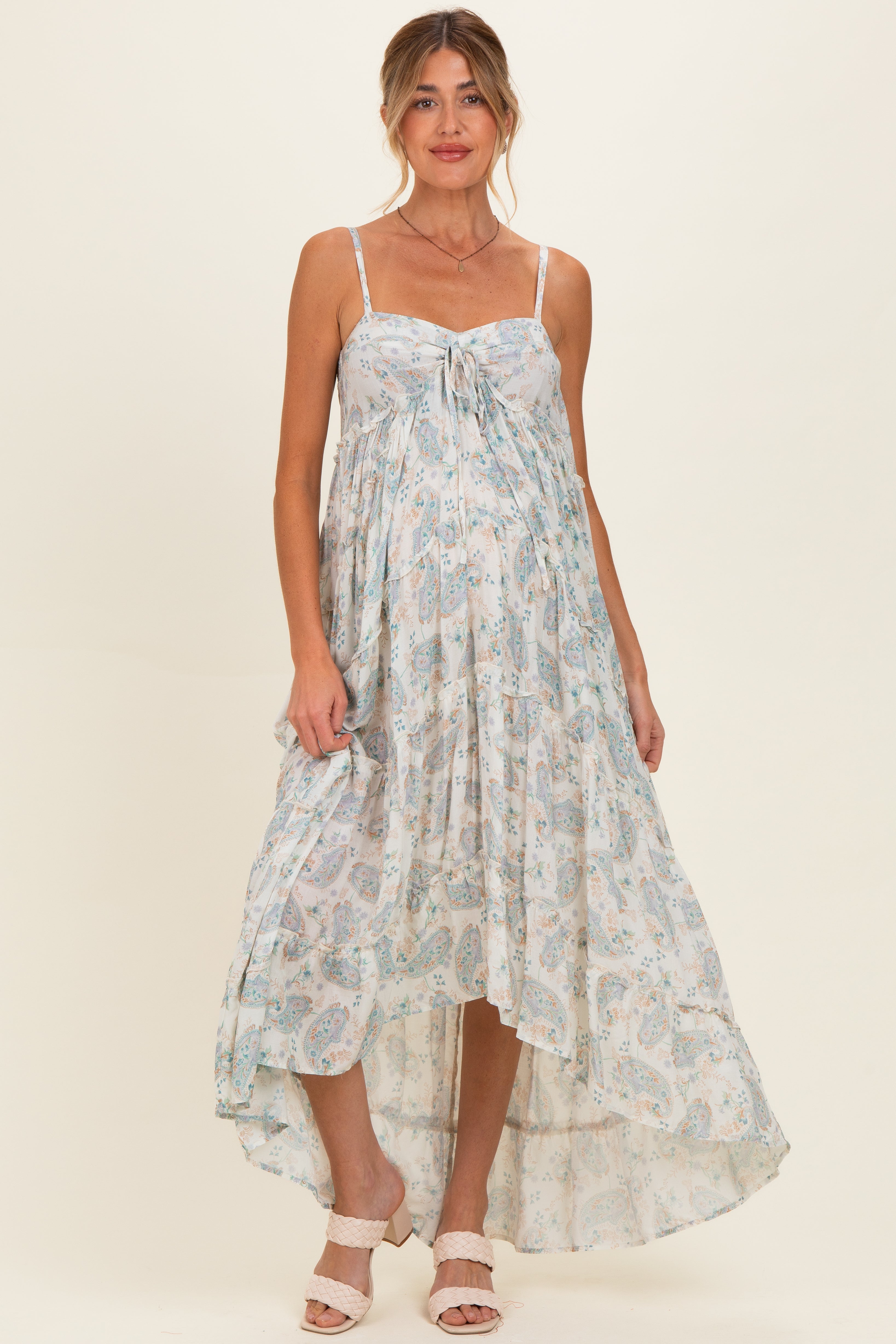 Cremefarbenes Umstands-Maxikleid in Vokuhila-Optik mit Spaghettiträgern, Paisleymuster und Rüschen