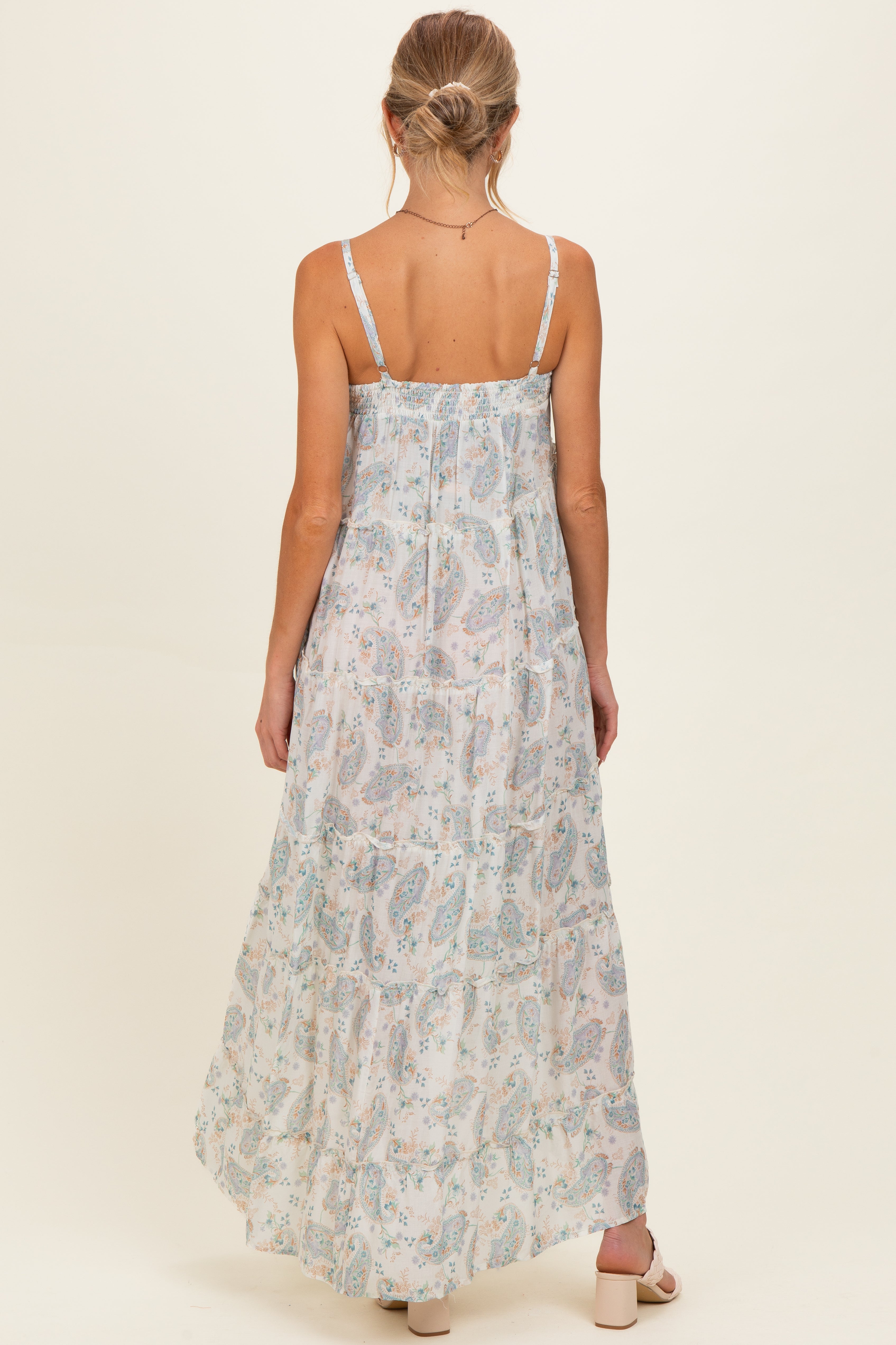 Cremefarbenes Umstands-Maxikleid in Vokuhila-Optik mit Spaghettiträgern, Paisleymuster und Rüschen