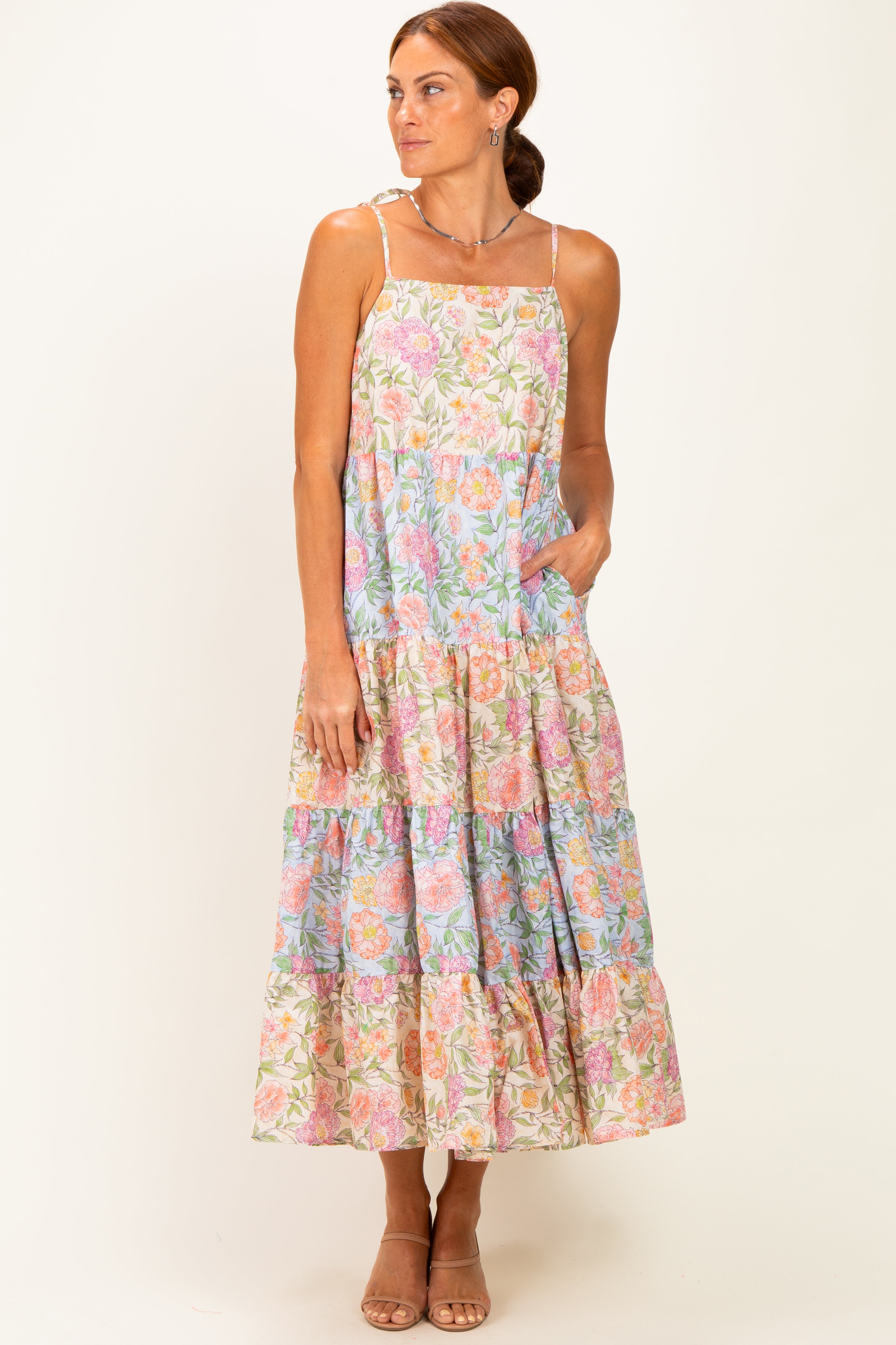 Gestuftes Umstandsmaxikleid mit Blumenmuster im Colorblock-Design