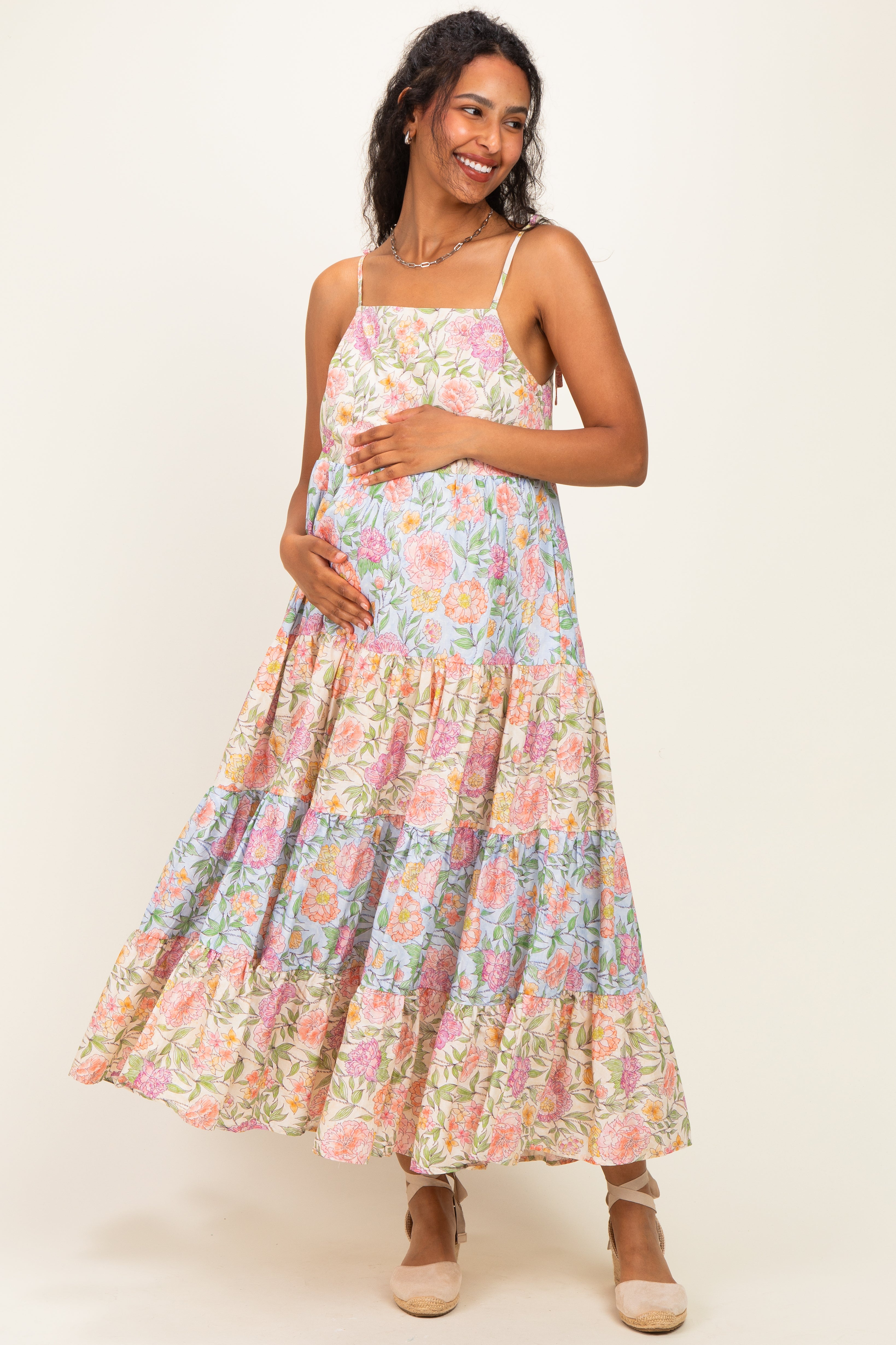 Gestuftes Umstandsmaxikleid mit Blumenmuster im Colorblock-Design