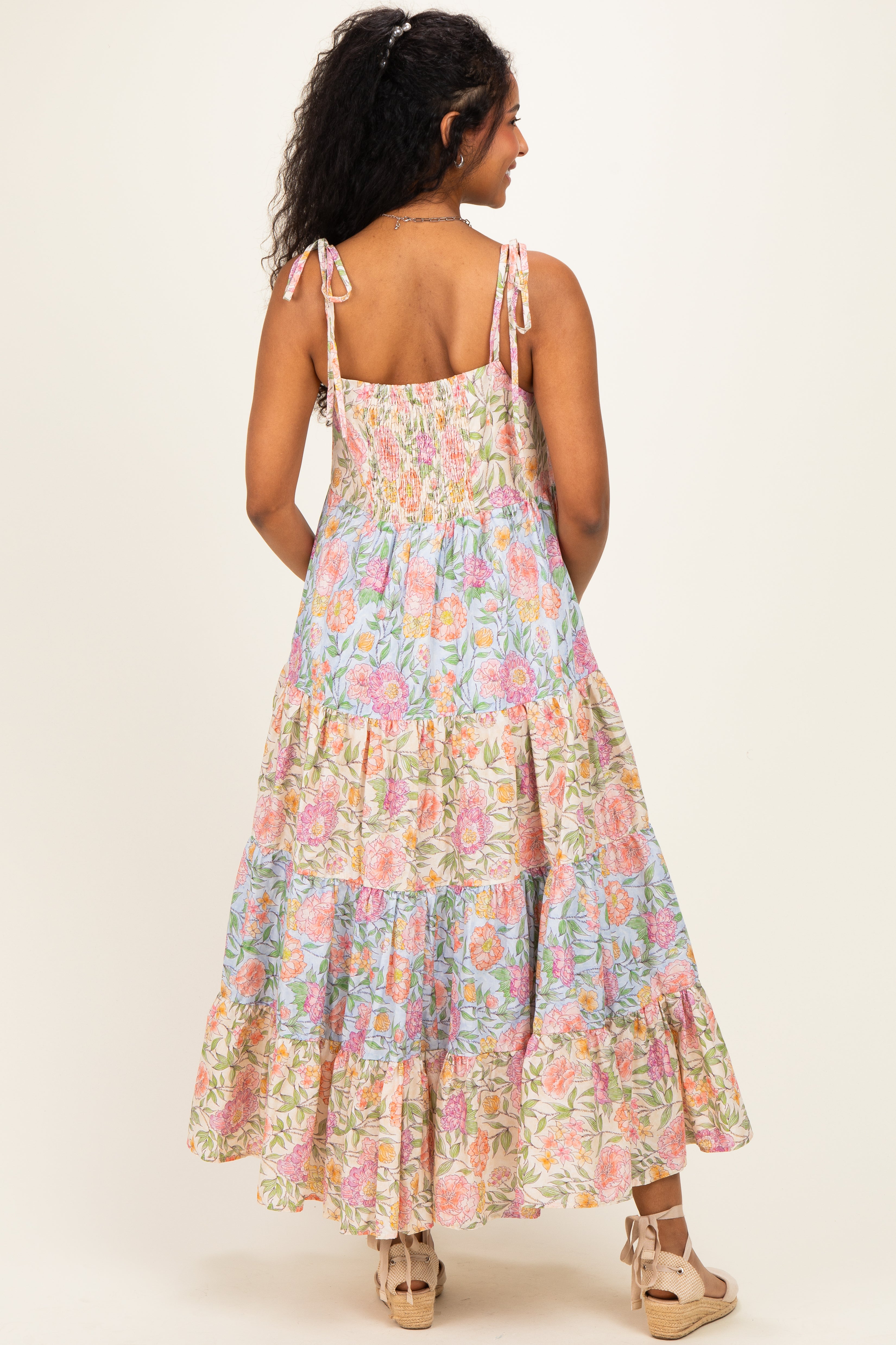 Gestuftes Umstandsmaxikleid mit Blumenmuster im Colorblock-Design