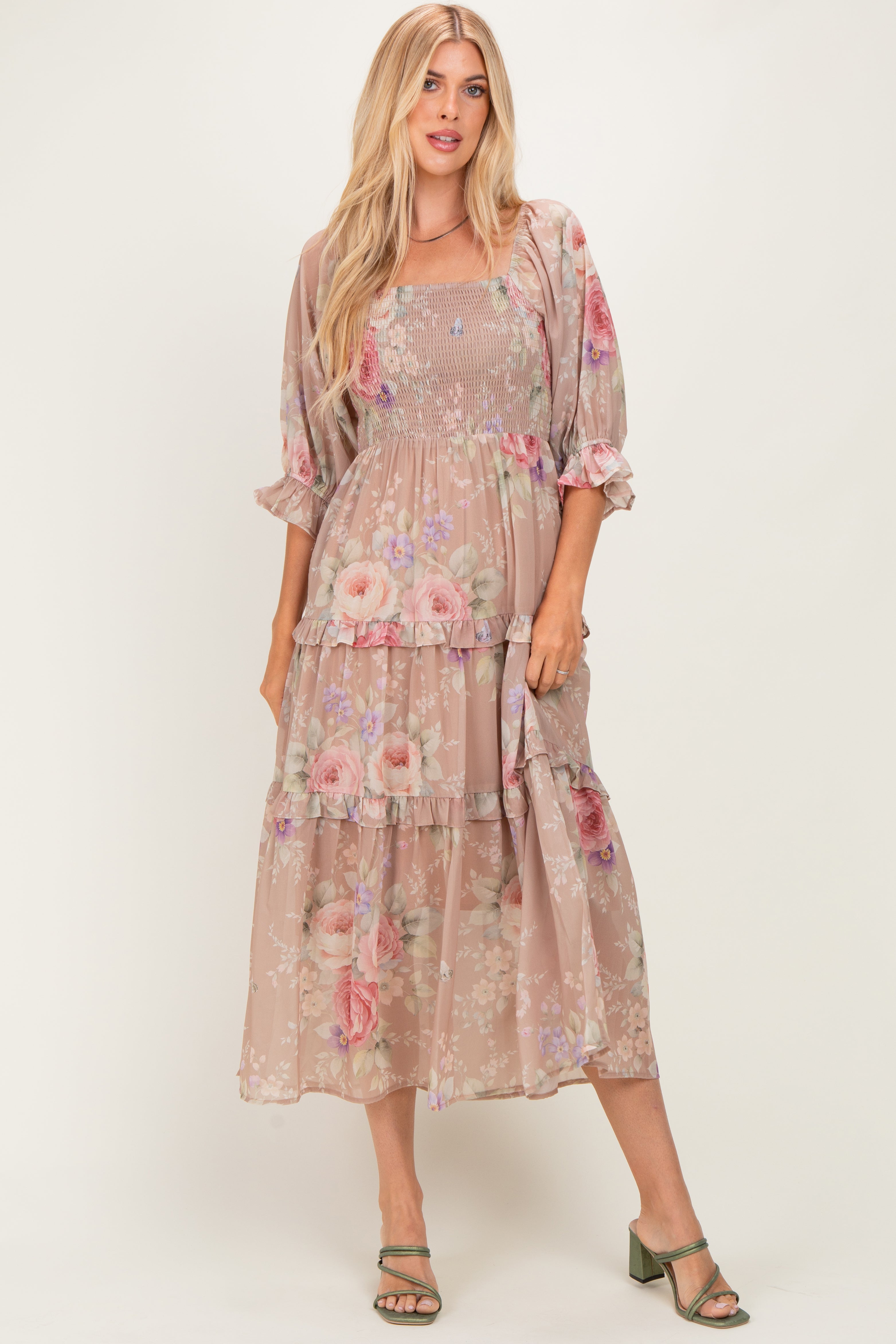 Taupefarbenes gestuftes Umstands-Maxikleid aus Chiffon mit Blumenmuster und Smok-Optik