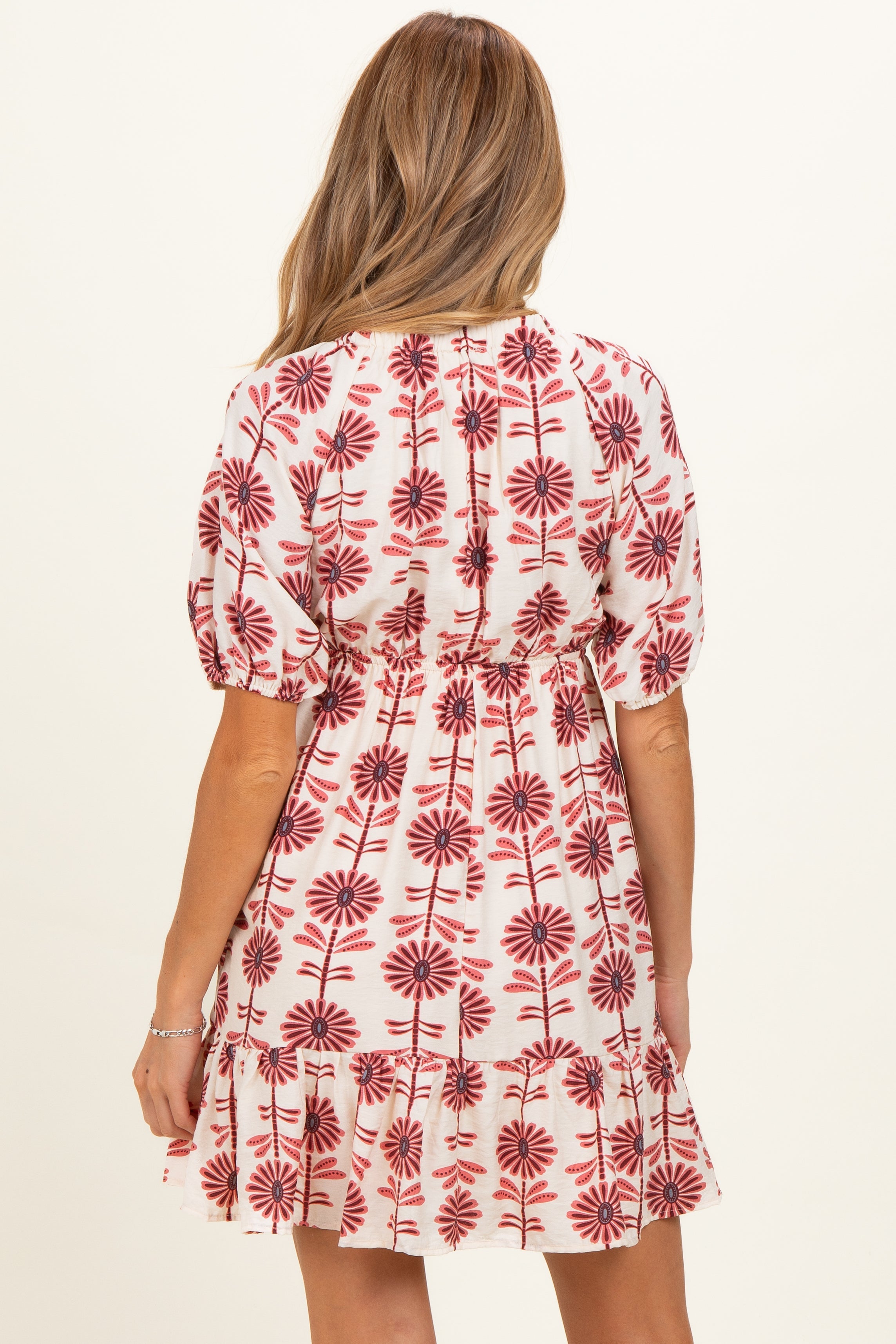 Rosenfarbenes Umstands-Minikleid mit Blumenmuster, V-Ausschnitt, Puffärmeln und Volant
